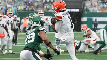 Minkah Fitzpatrick enfrenta a marcação de jogadores dos Browns.
