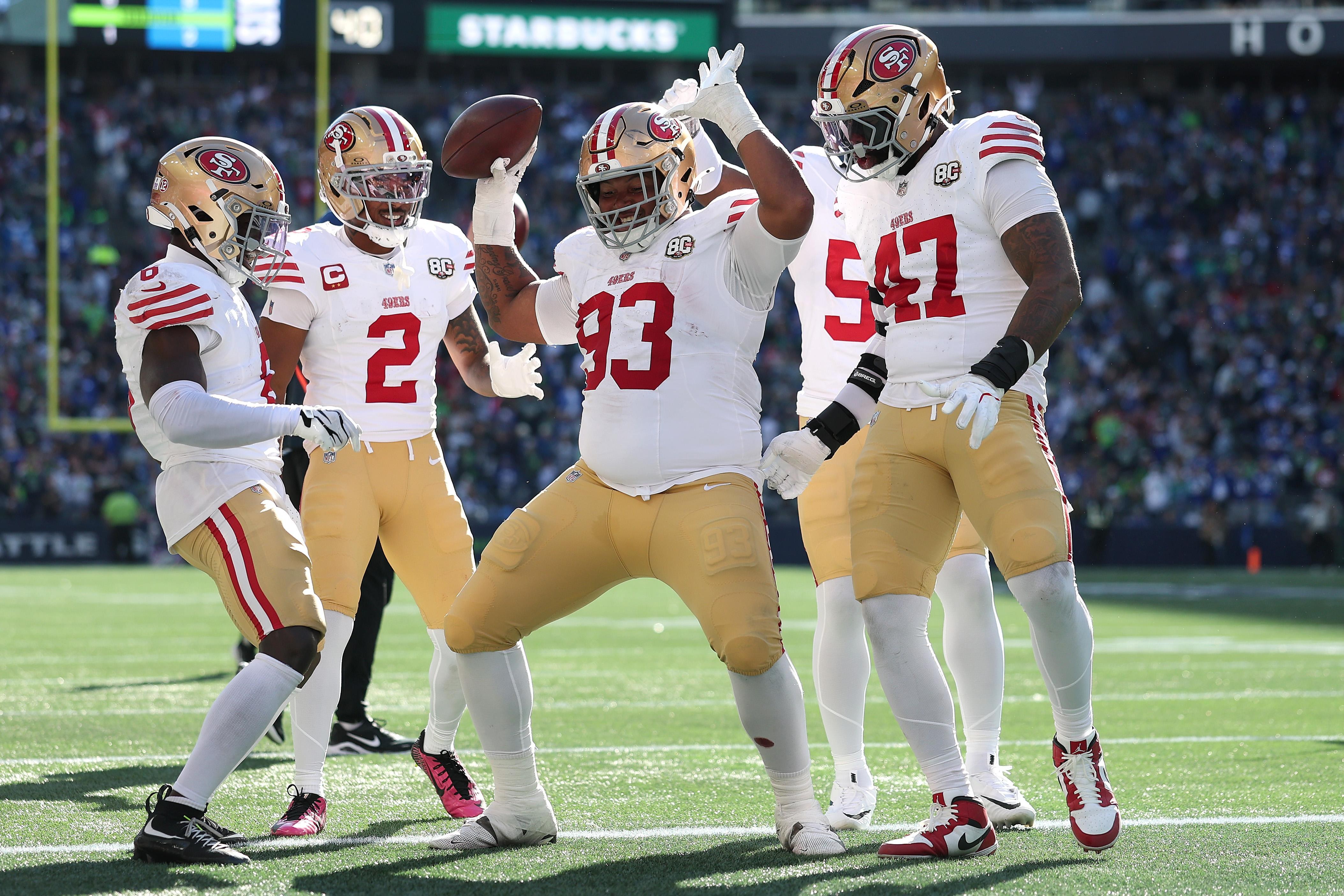 Gracen Halton e companheiros dos 49ers comemoram um touchdown em Seattle.