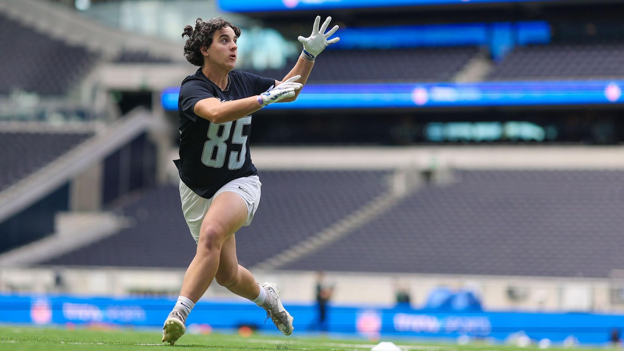 Emily Kemp se prepara para receber a bola na seleção de talentos da TMRW Sports em Londres, em outubro de 2026.