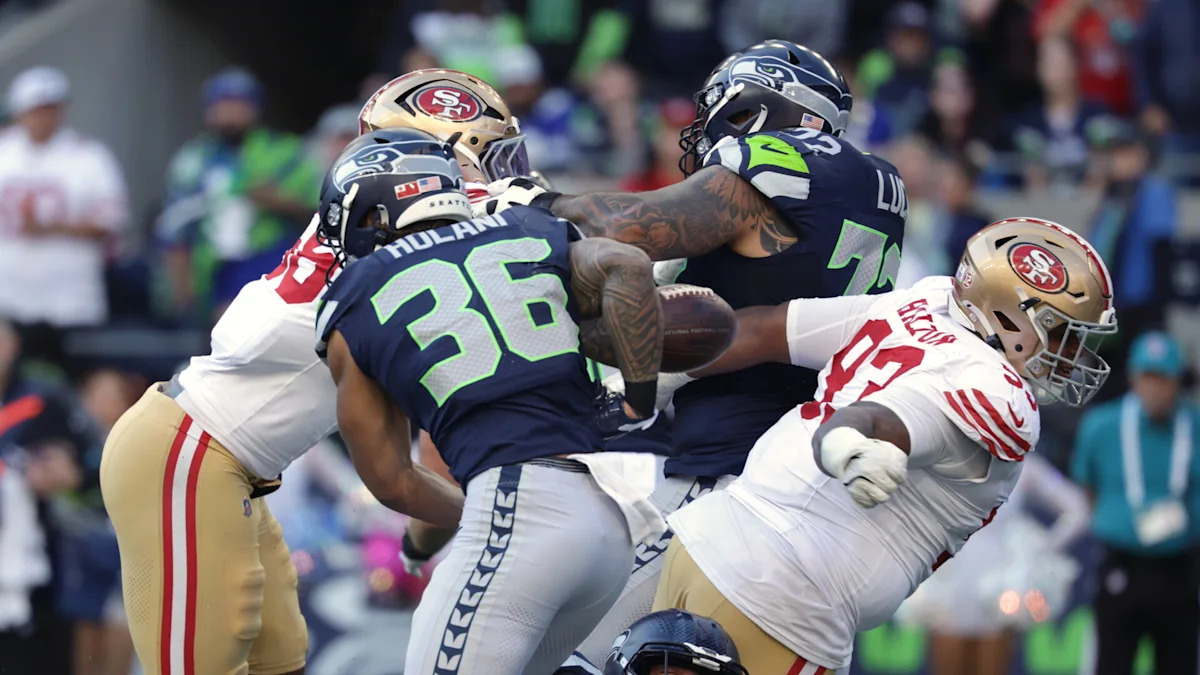 George Holani enfrenta a defesa dos 49ers.