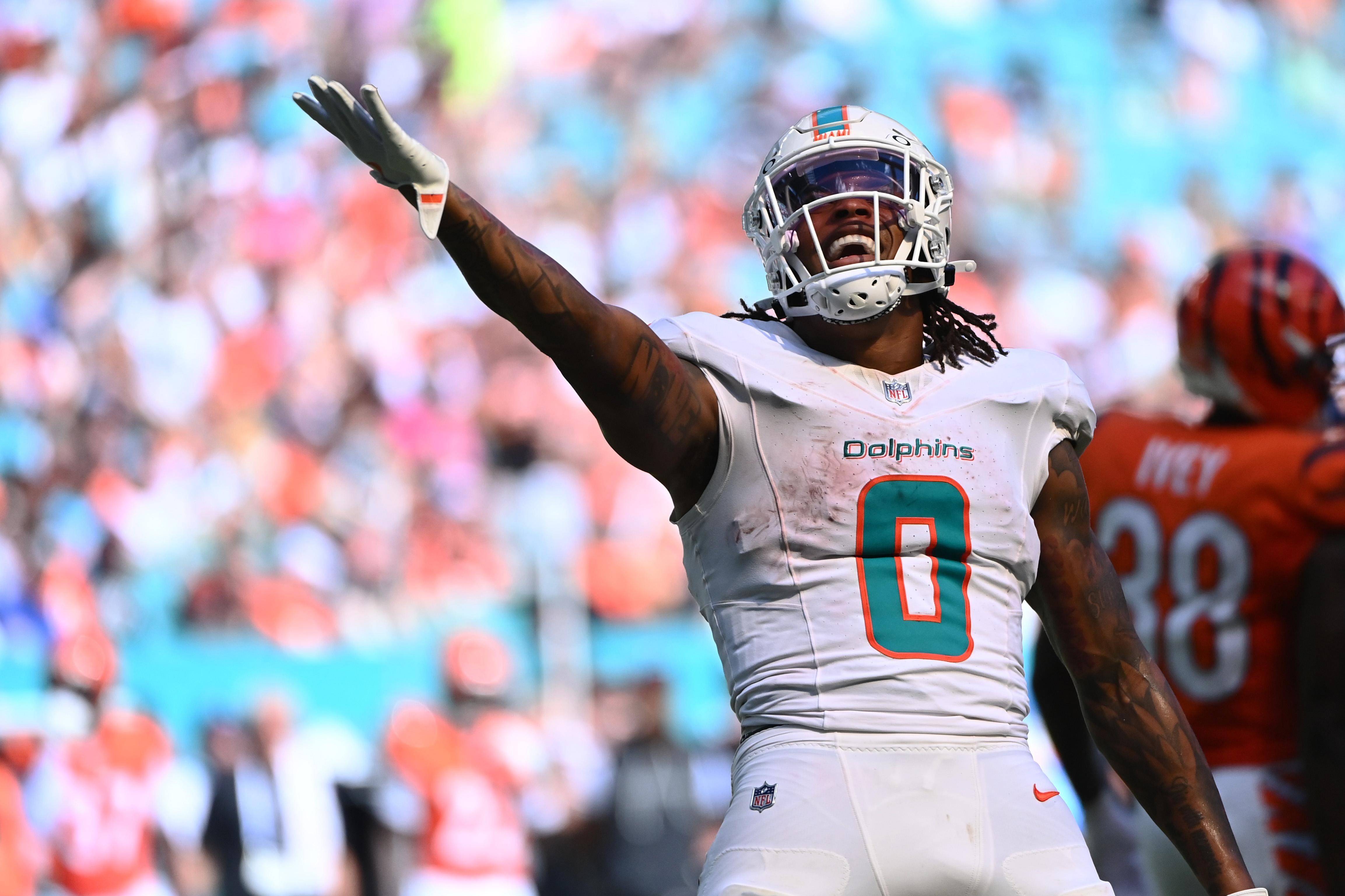Ollie Gordon II comemora uma primeira descida pelos Dolphins.