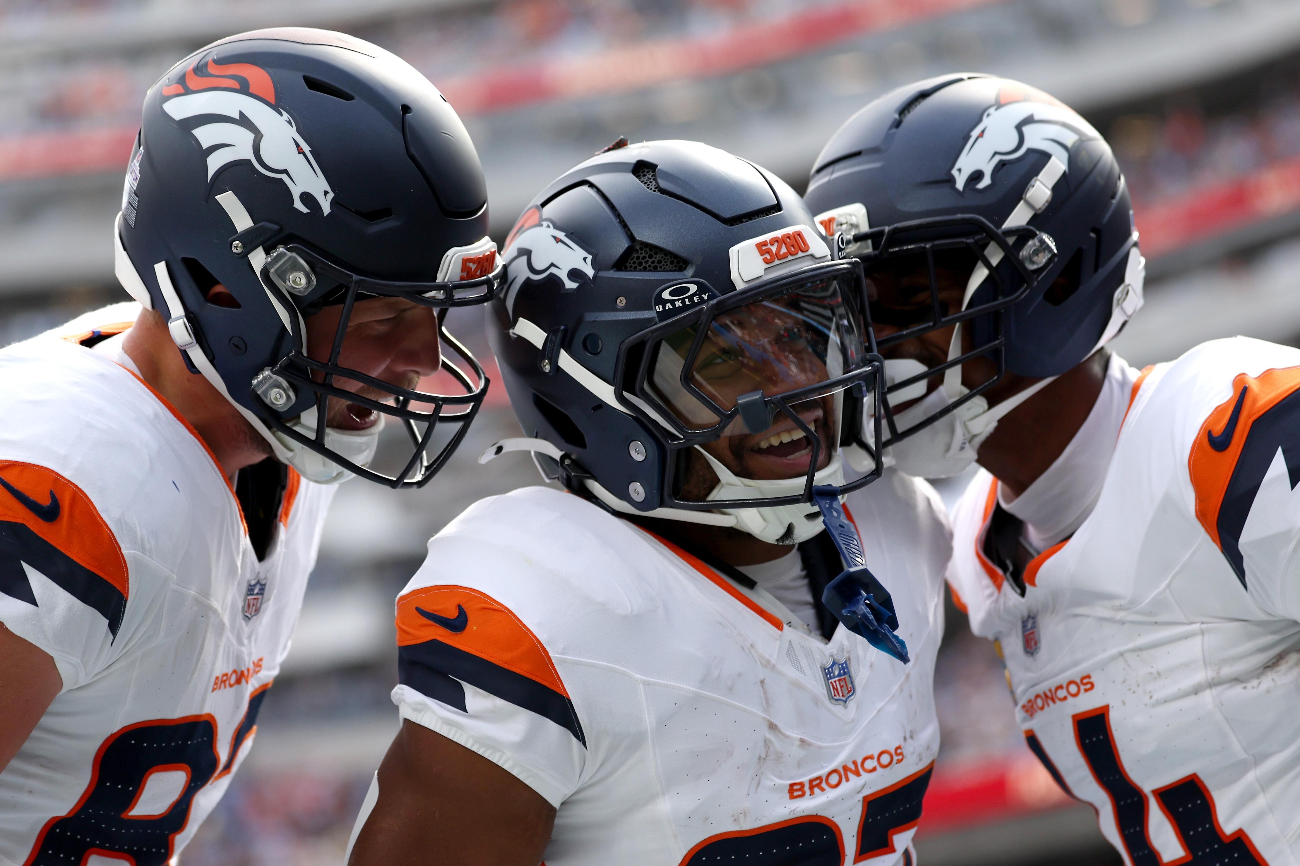J.K. Dobbins comemora um touchdown com companheiros dos Broncos.