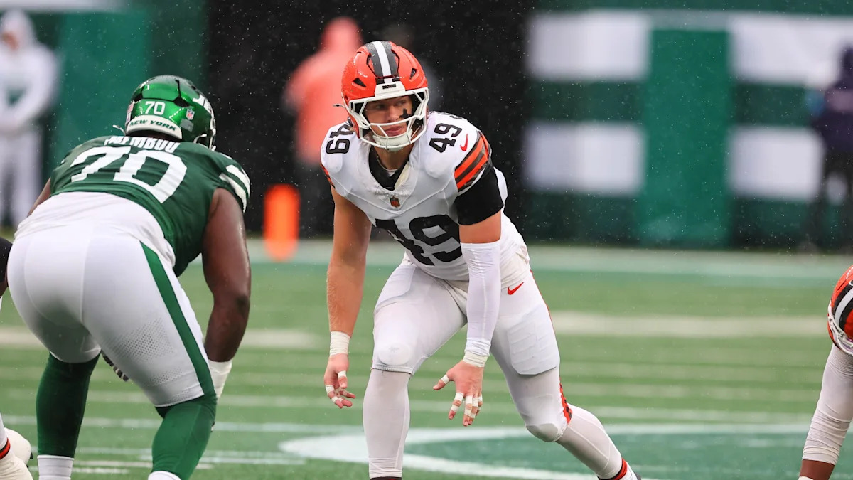 Carson Schwesinger enfrenta o ataque dos Jets pelo Cleveland Browns.