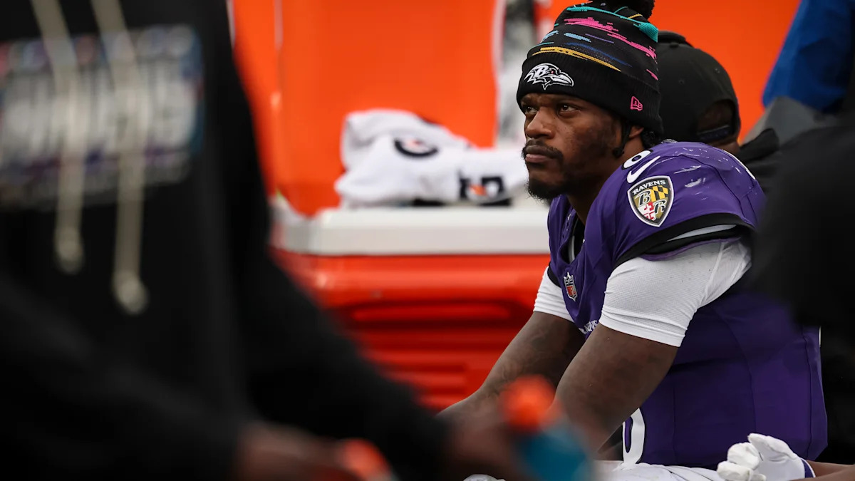 Lamar Jackson no banco de reservas dos Ravens.