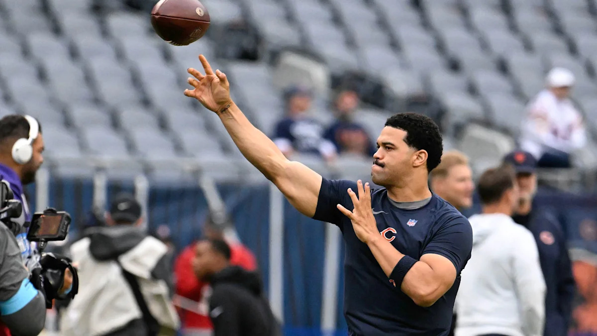 Caleb Williams prepara um passe durante treino dos Bears.