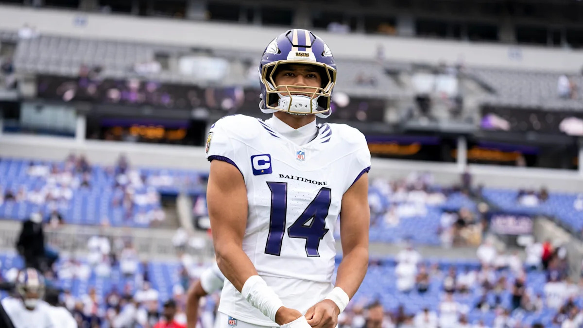 Kyle Hamilton, safety dos Baltimore Ravens, em campo.