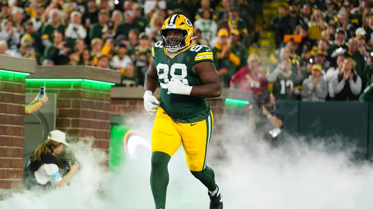Jogador da defesa dos Packers entra em campo antes de uma partida.