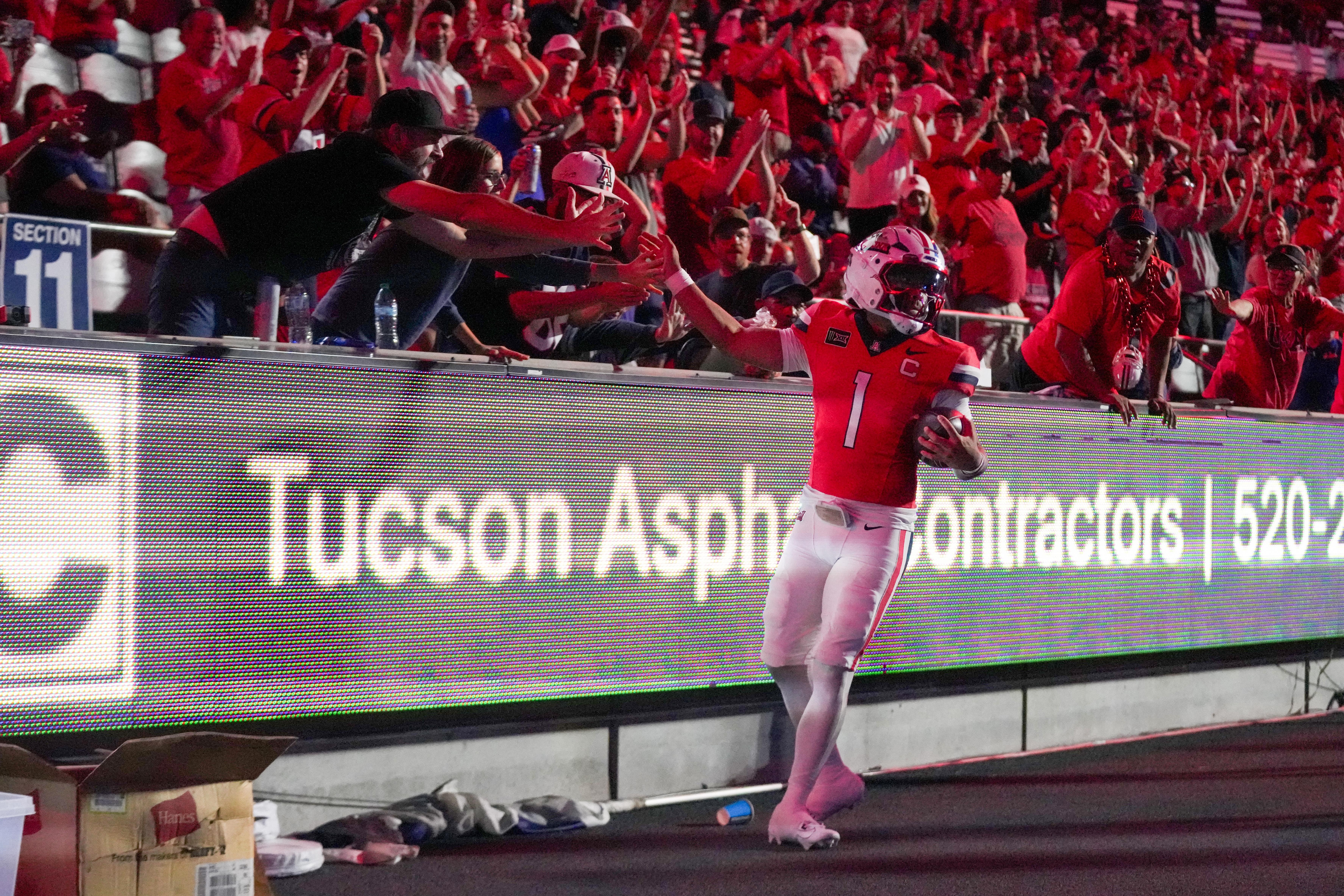 Noah Fifita comemora com a torcida dos Arizona Wildcats em Tucson.