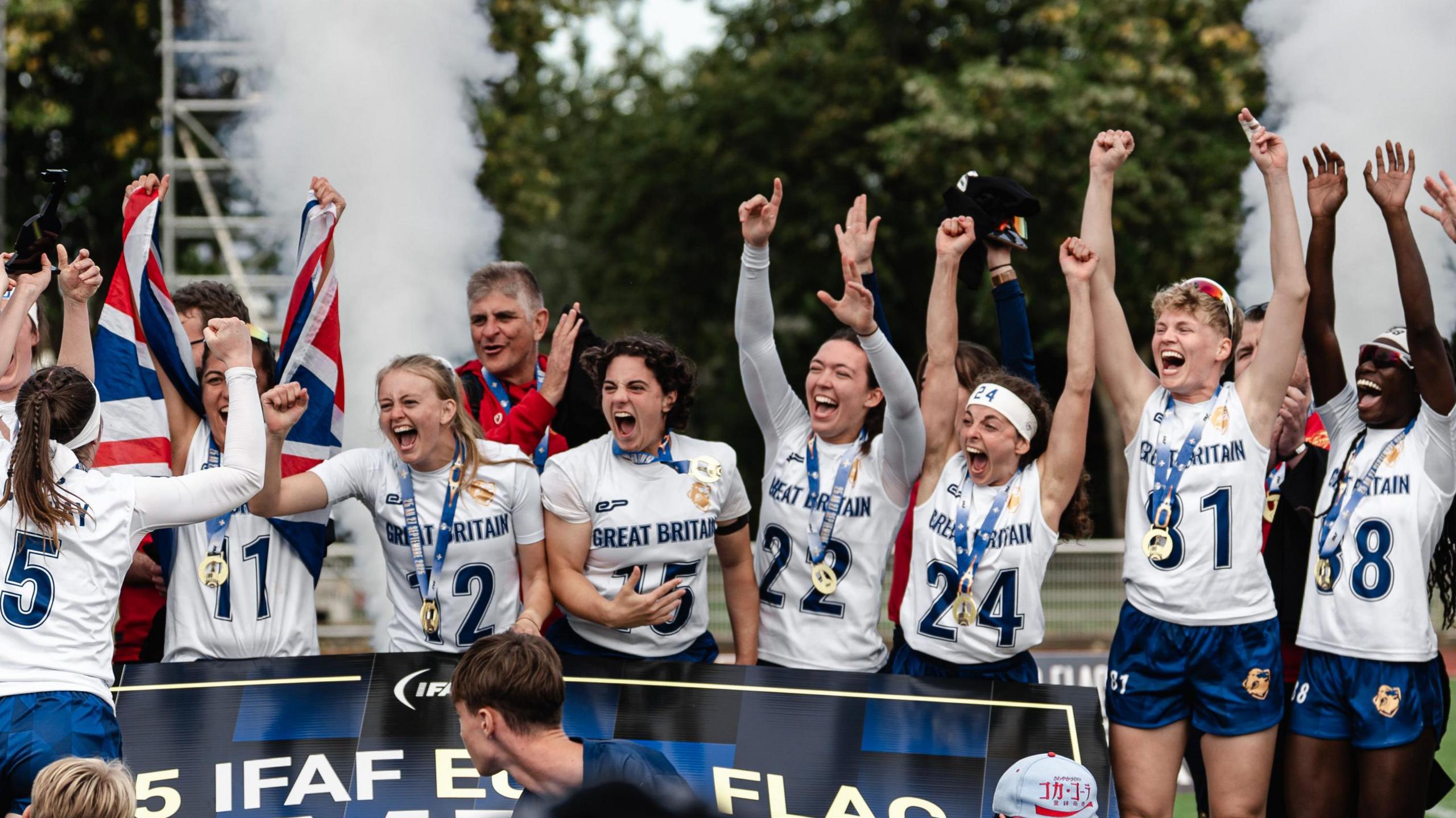 Seleção feminina britânica de flag football comemora o título europeu de 2025.