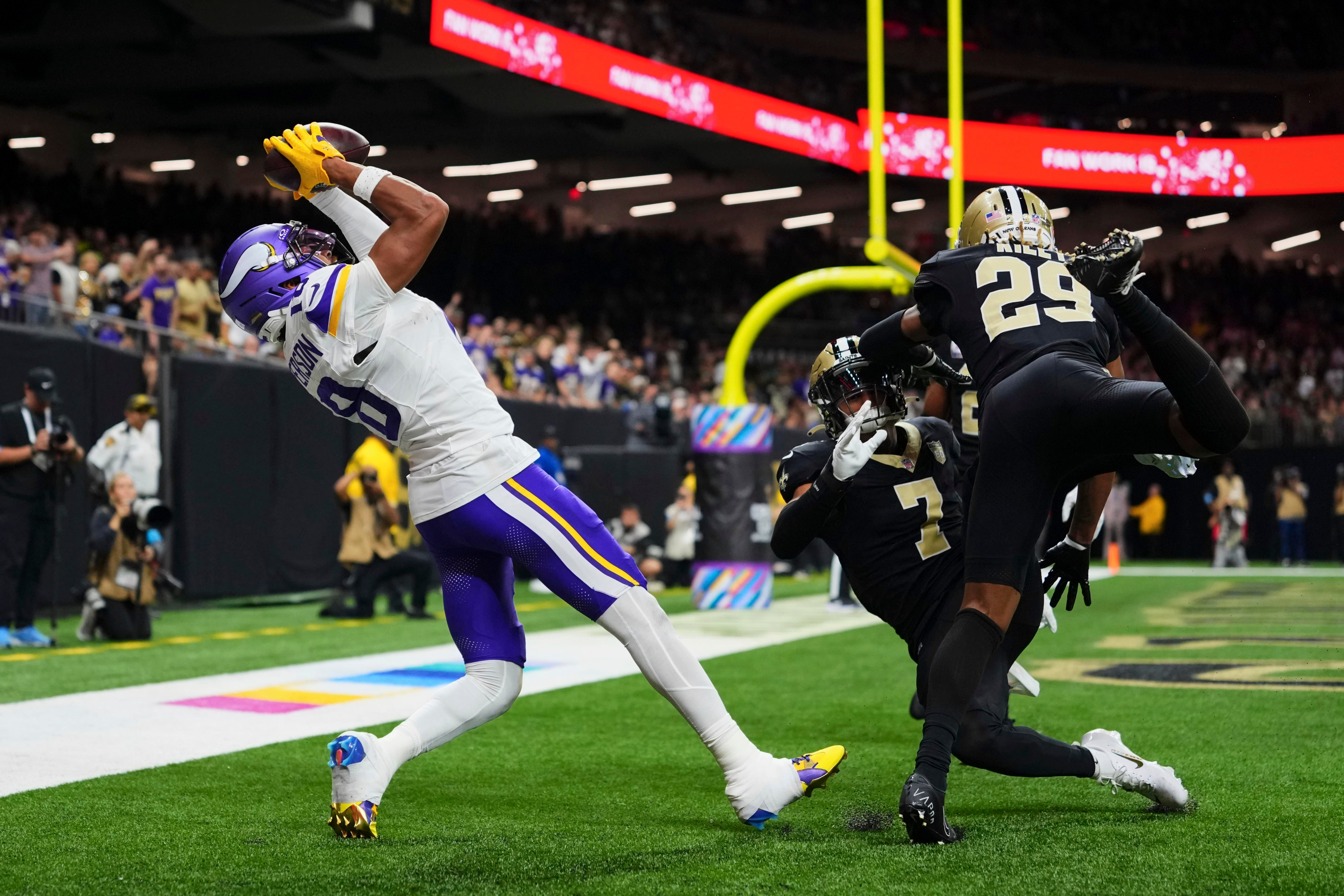 Justin Jefferson marca um touchdown contra os Saints em New Orleans.