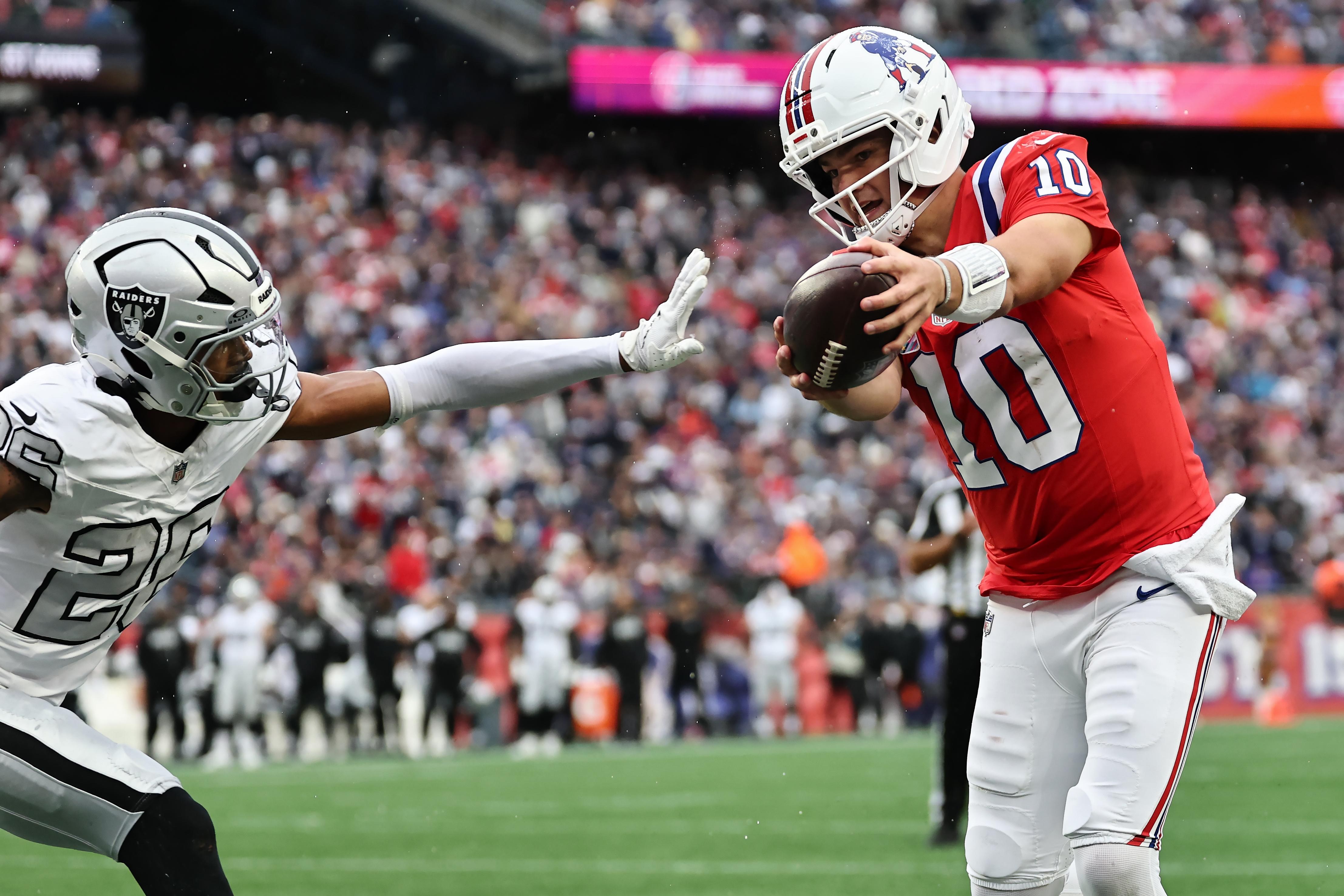 Receiver dos Patriots enfrenta a marcação dos Raiders.