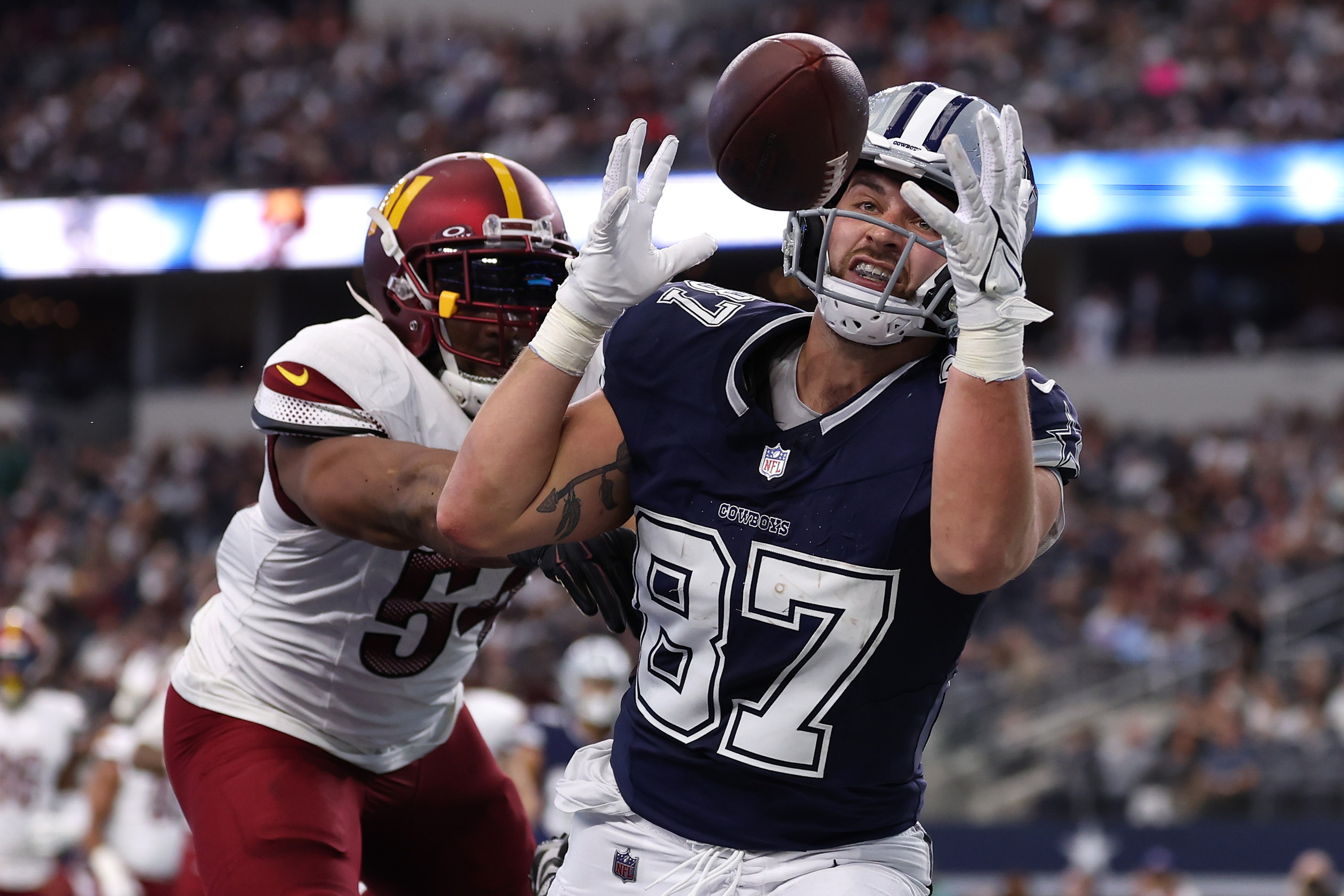Jake Ferguson durante partida pelos Cowboys.