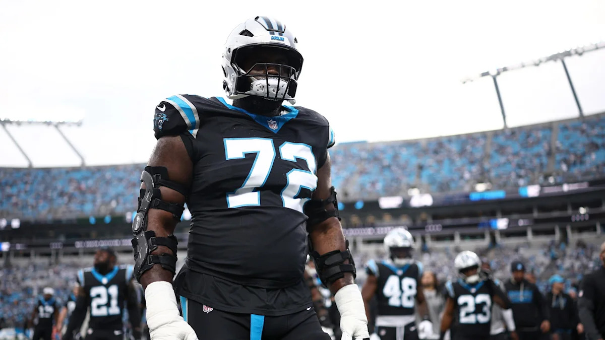 Taylor Moton com o uniforme do Carolina Panthers.