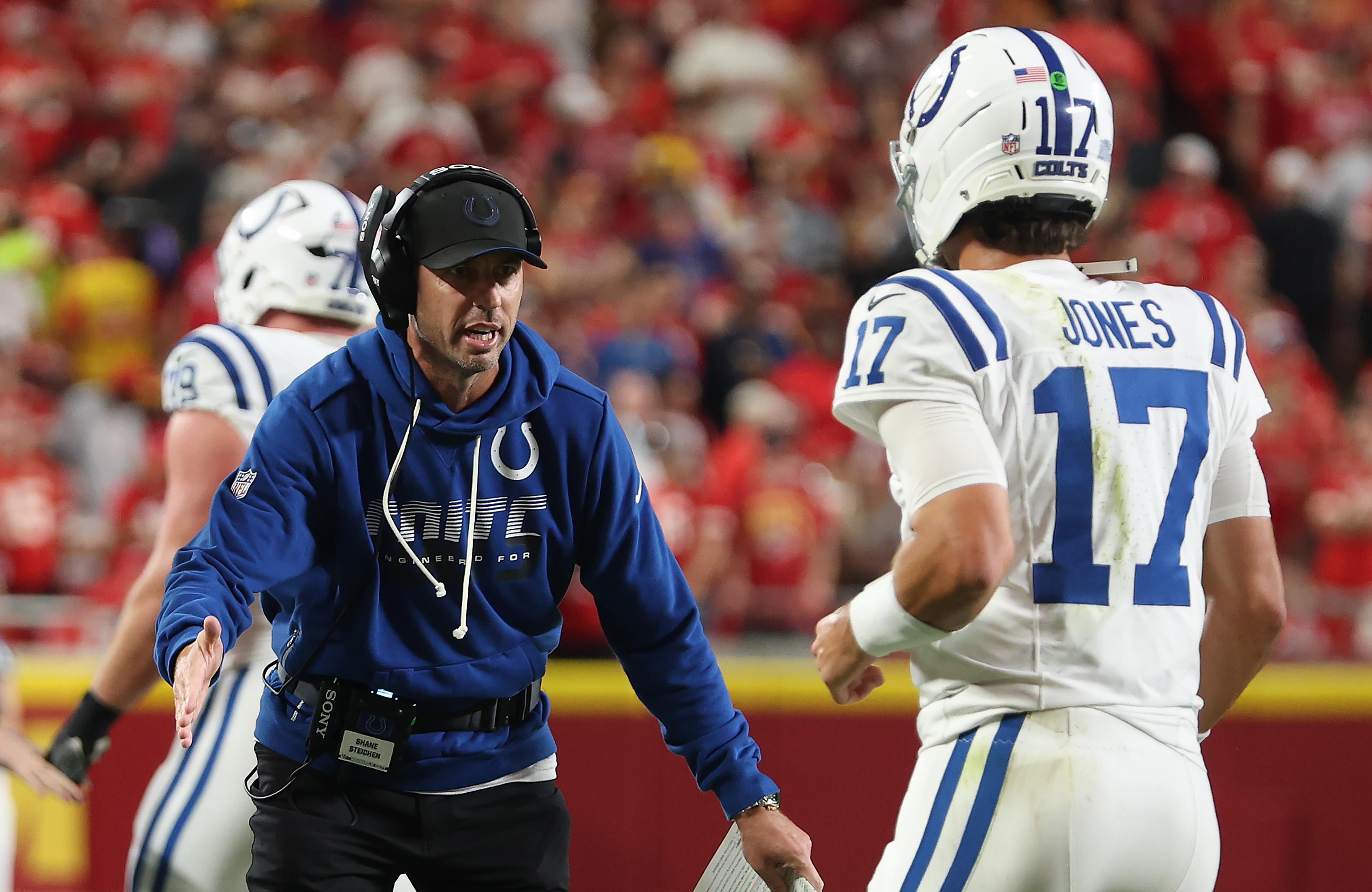 Integrantes dos Colts junto ao campo durante uma partida.