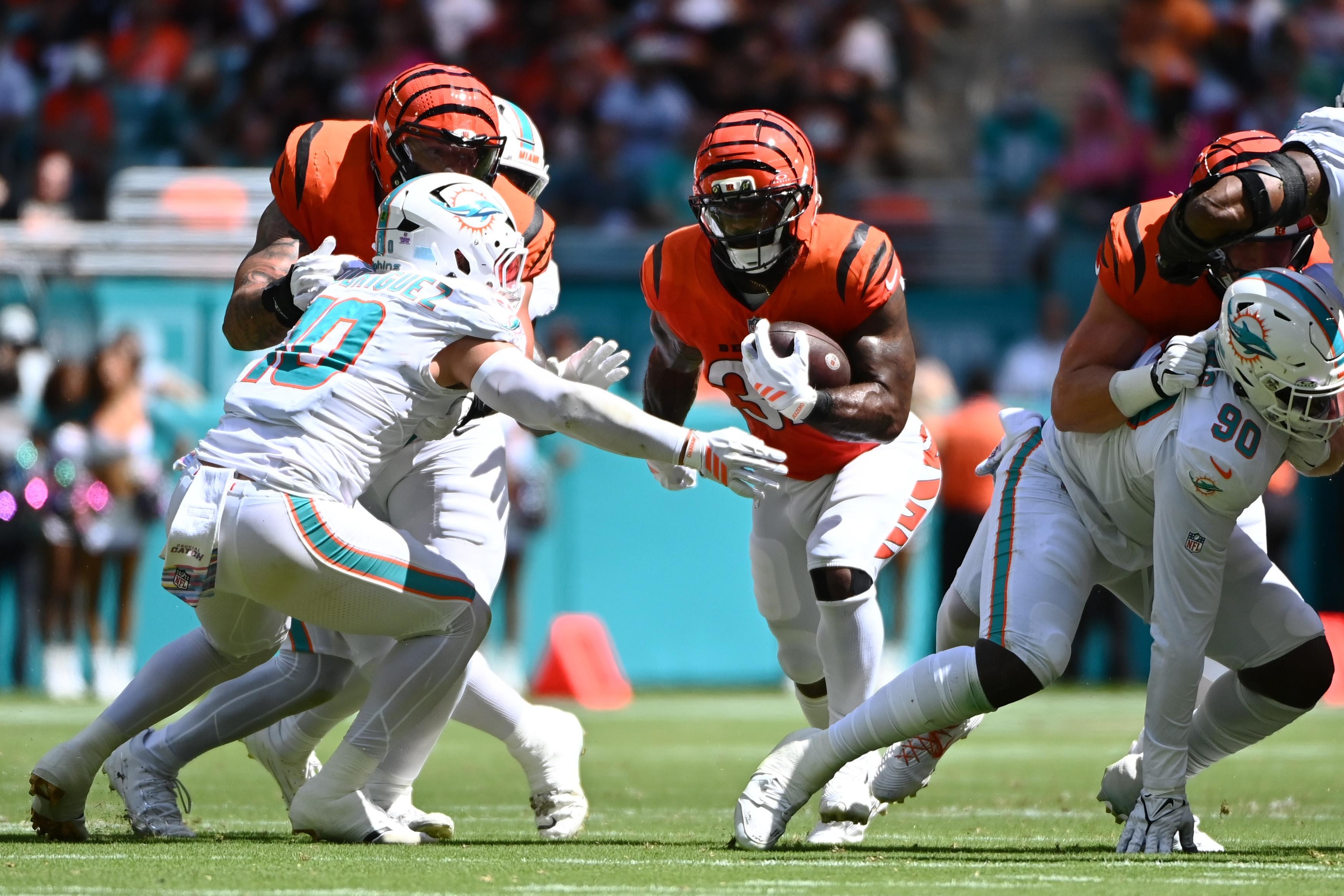 Samaje Perine corre com a bola contra os Dolphins.
