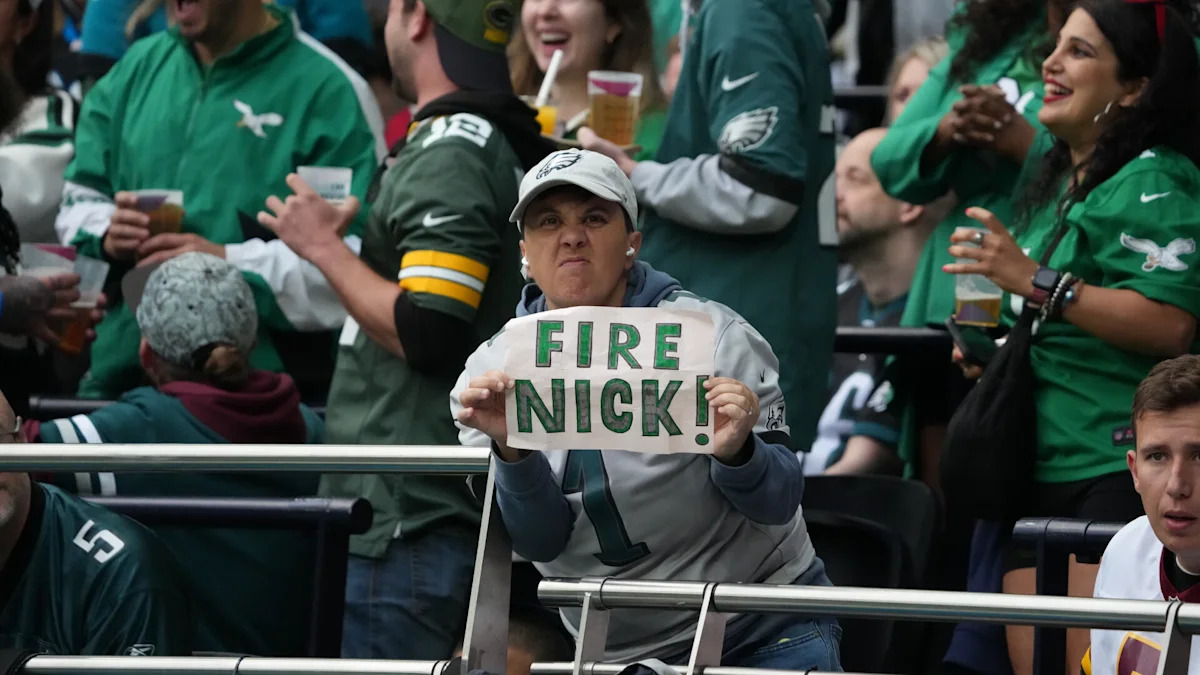 Torcedor dos Eagles exibe cartaz pedindo a saída de Nick Sirianni.
