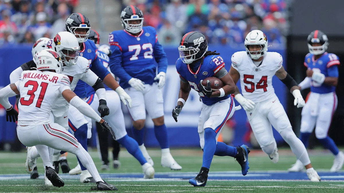 Najee Harris, dos Giants, enfrenta defensores dos New Orleans Saints.