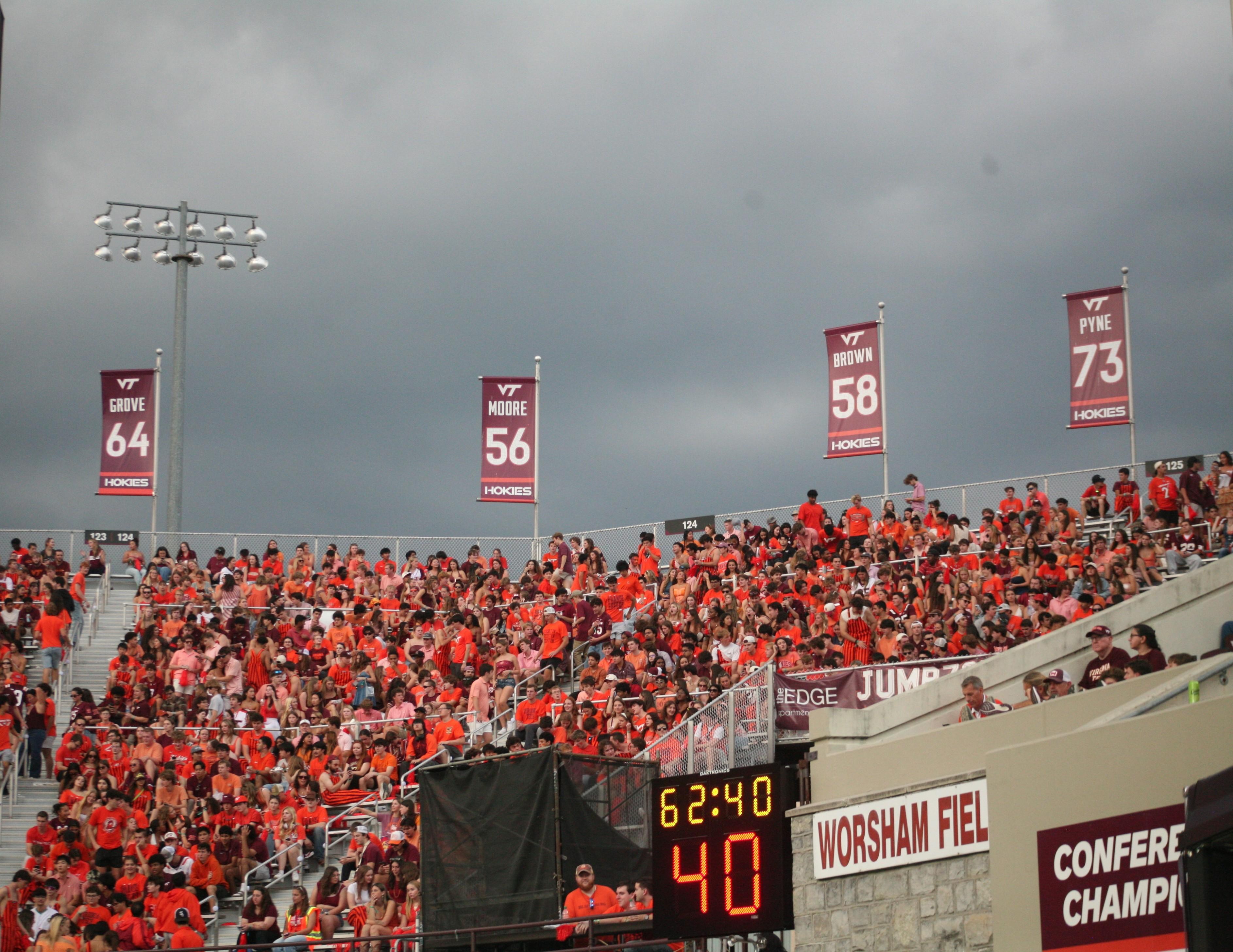 Torcida e céu nublado no estádio antes de um jogo dos Virginia Tech Hokies.