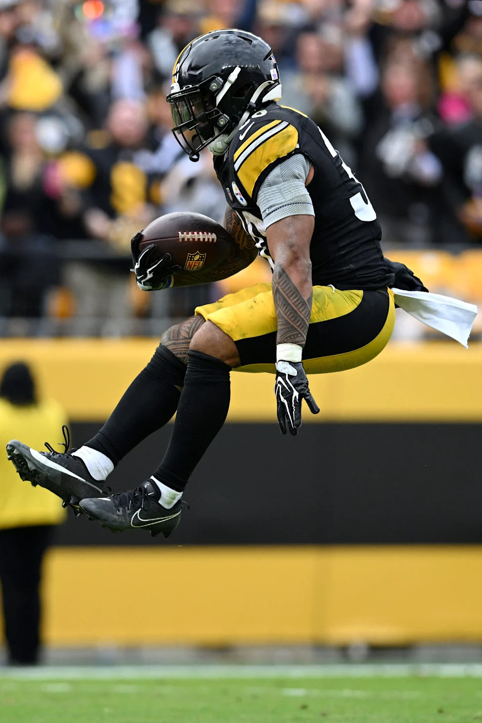 Jogador dos Steelers em ação durante uma partida.