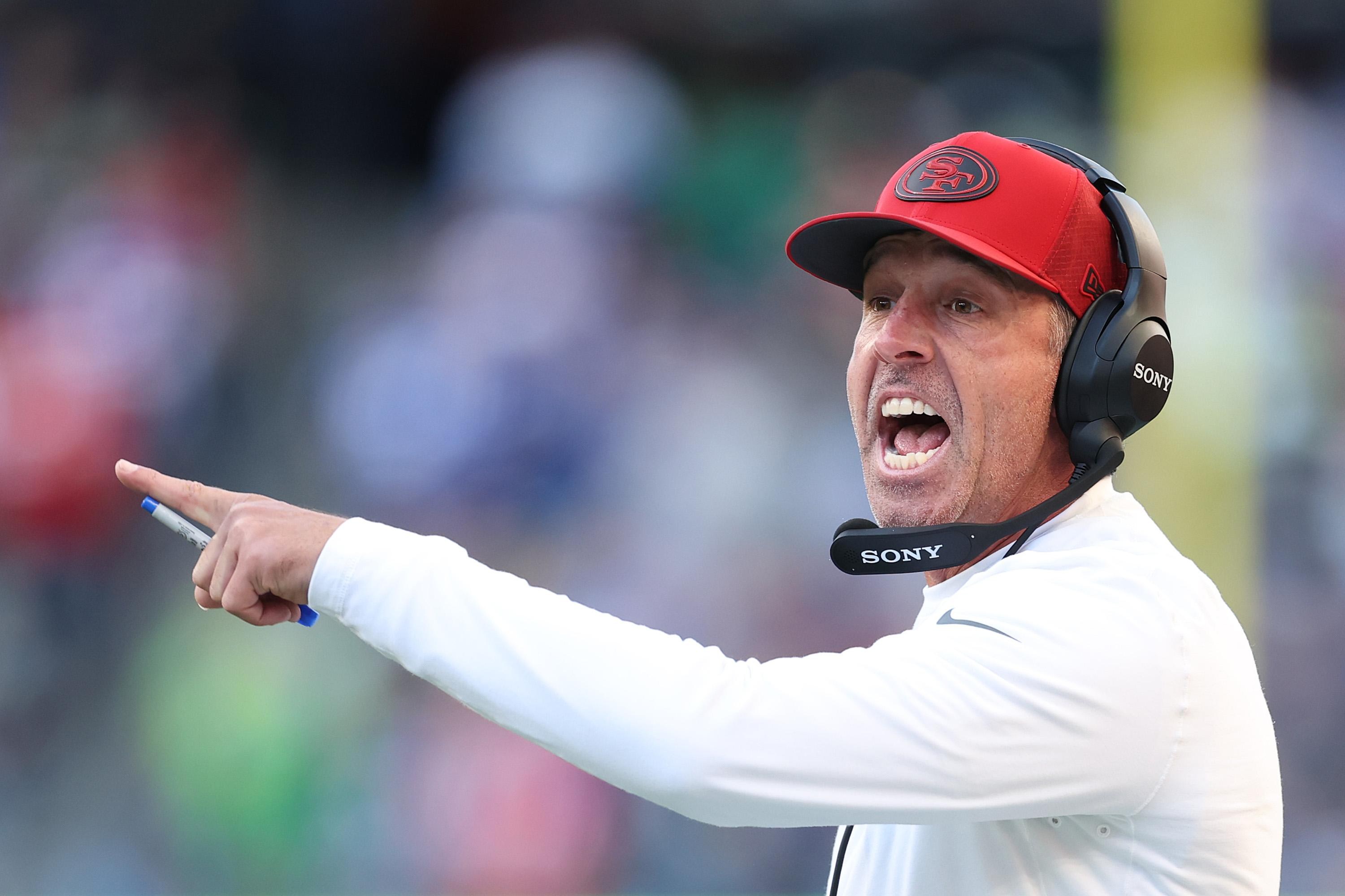 Treinador dos 49ers junto ao campo durante uma partida.