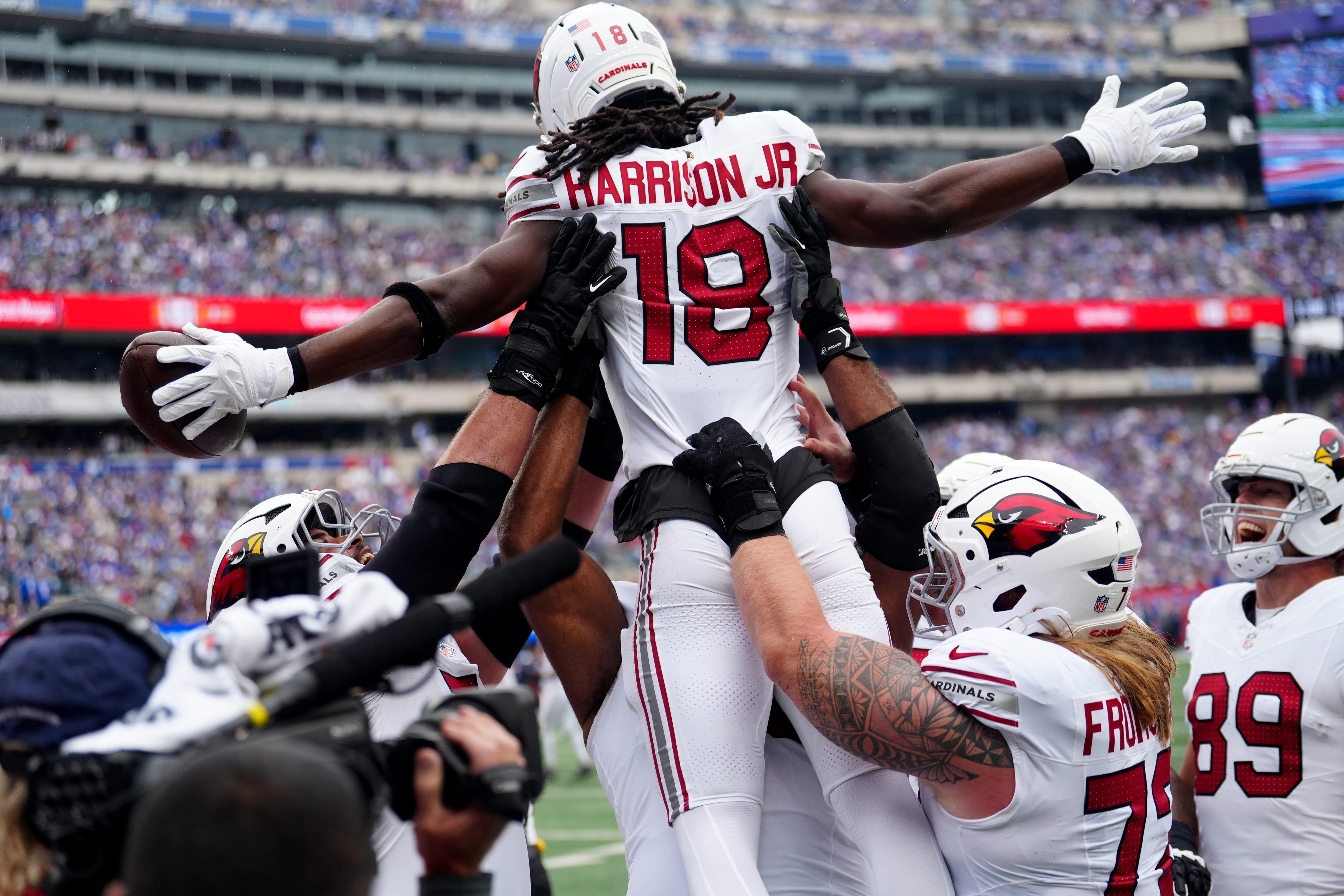 Marvin Harrison Jr. recebe um passe pelos Cardinals.