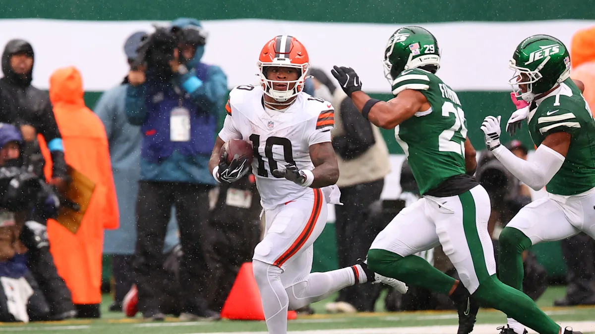 Quinshon Judkins corre com a bola contra os Jets.