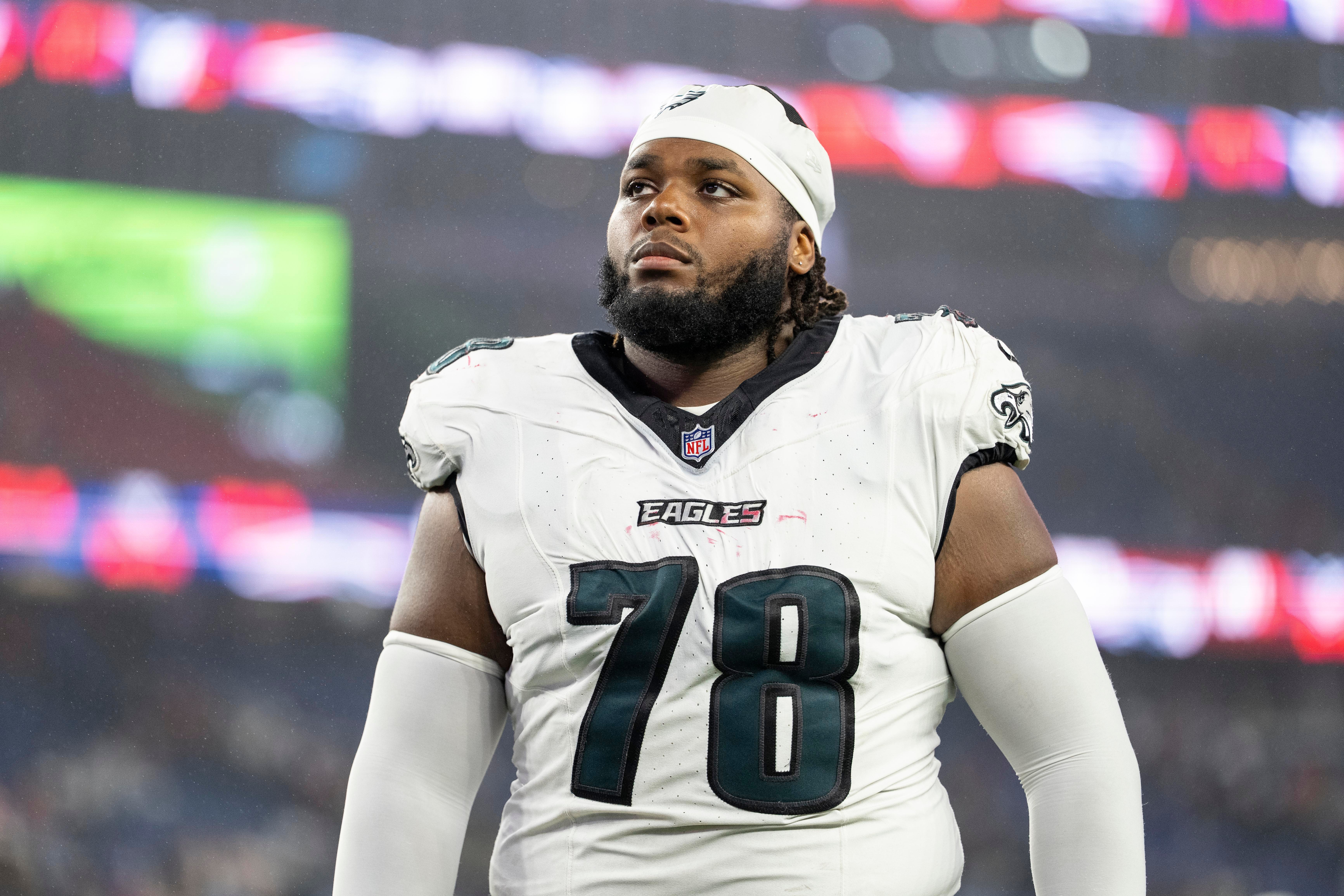 Jogador da linha dos Eagles junto ao campo.