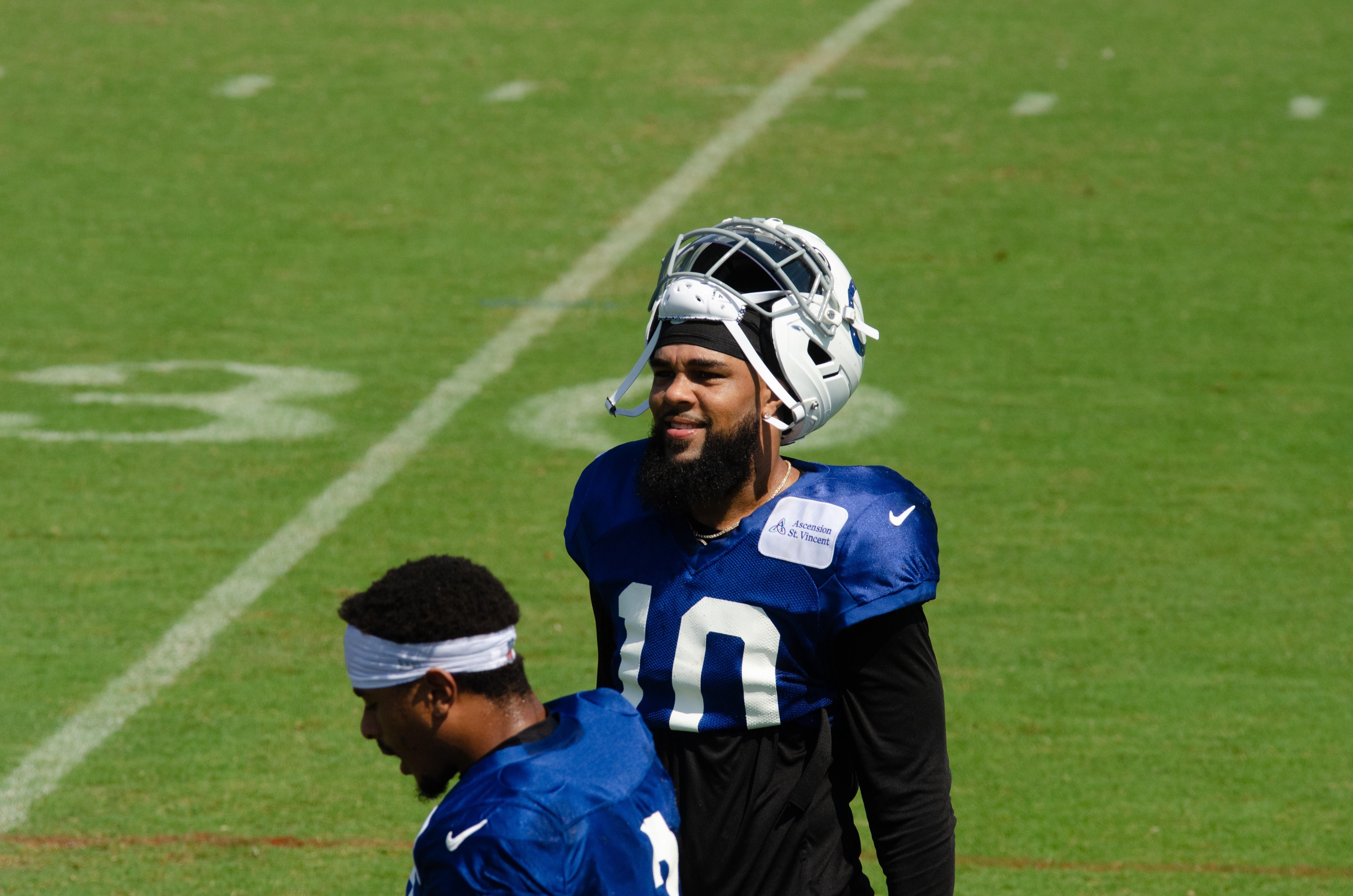 Keenan Allen estreia com equipamento completo no treino dos Colts com os Falcons em Westfield, Indiana, em 20 de agosto de 2026.