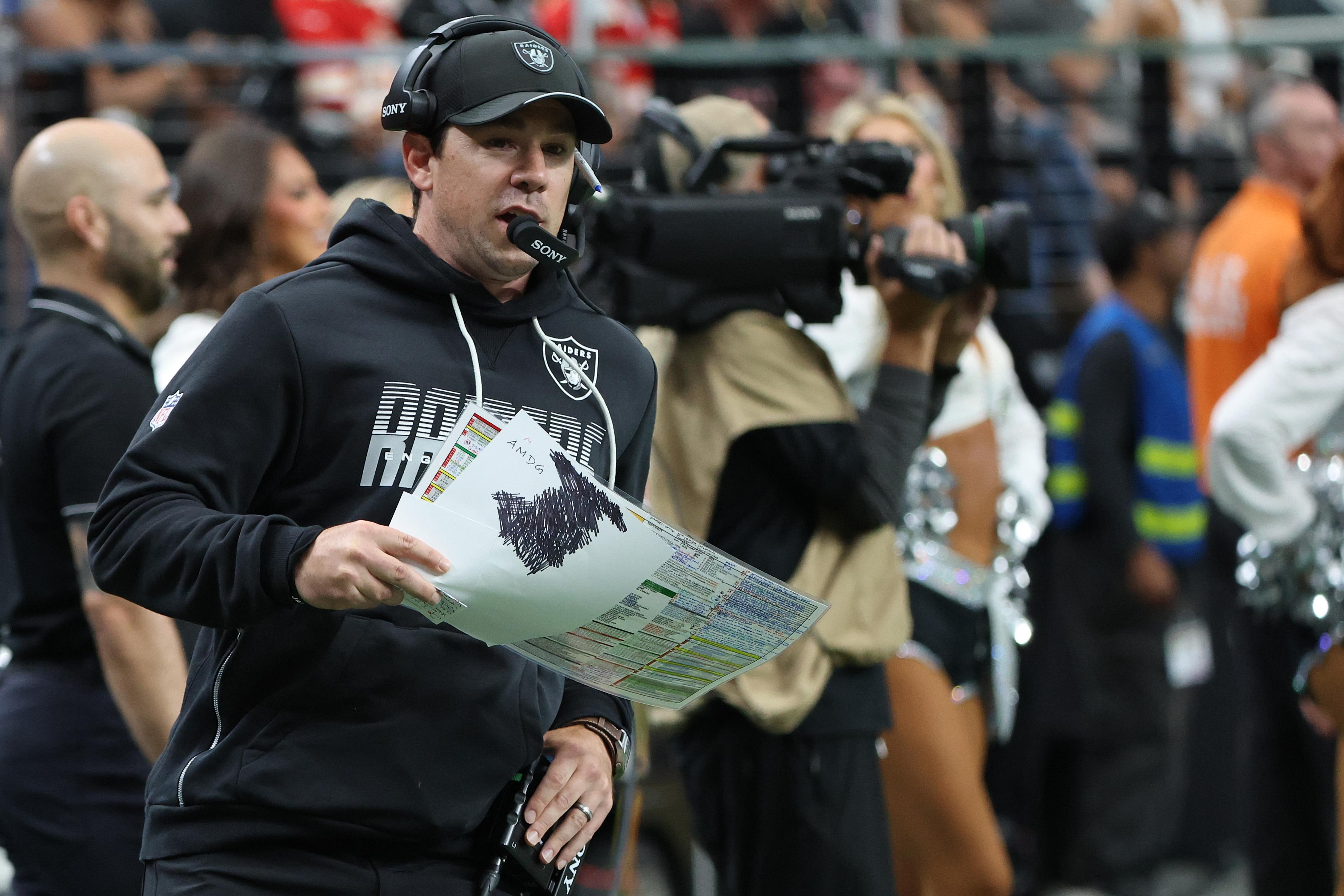 Klint Kubiak, técnico do Las Vegas Raiders, acompanha a partida na lateral do campo.