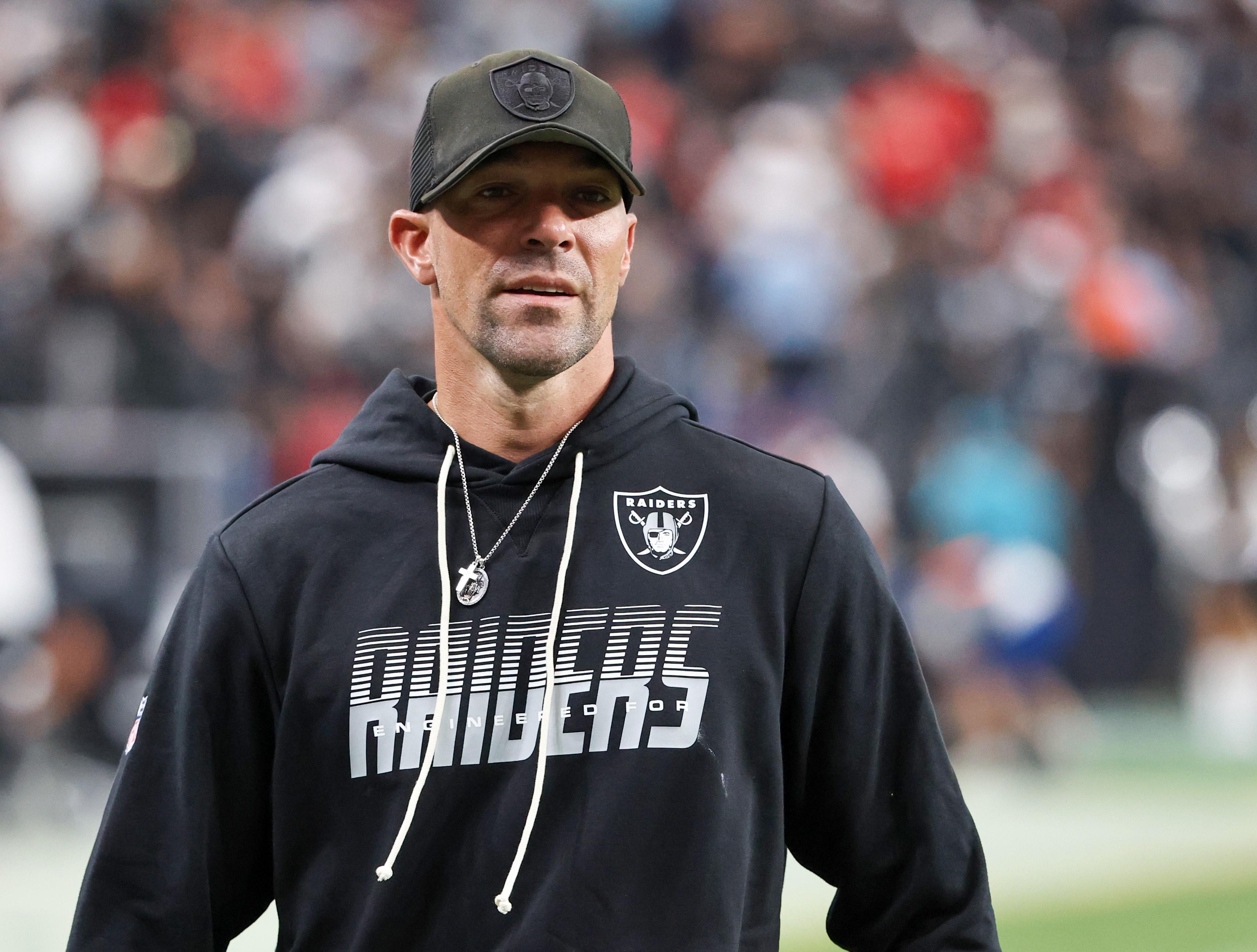 Rob Leonard acompanha uma atividade dos Raiders.