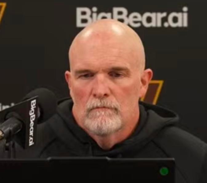 Dan Quinn fala durante uma entrevista coletiva dos Commanders.