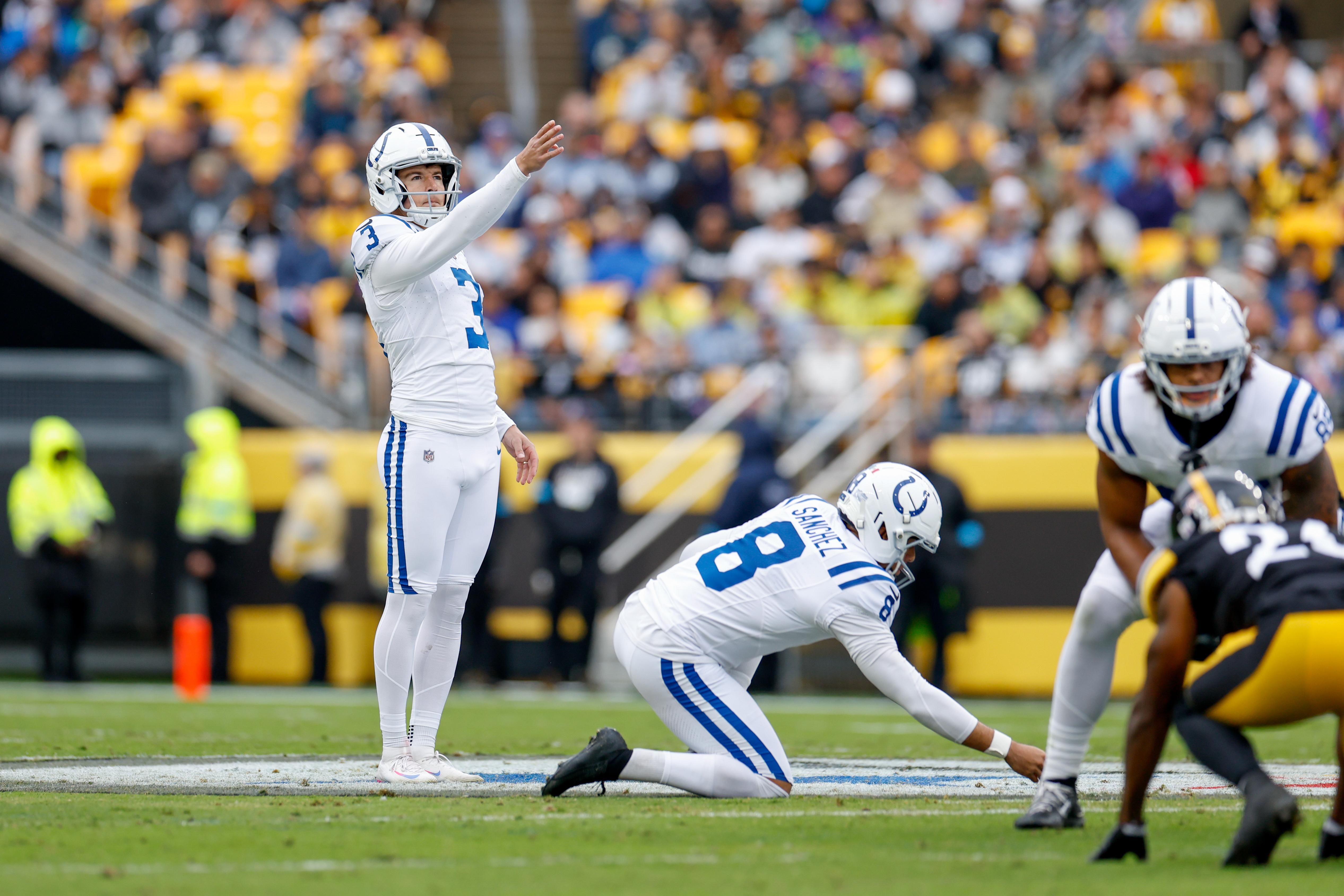 Kicker dos Colts executa um chute durante o jogo contra os Steelers.