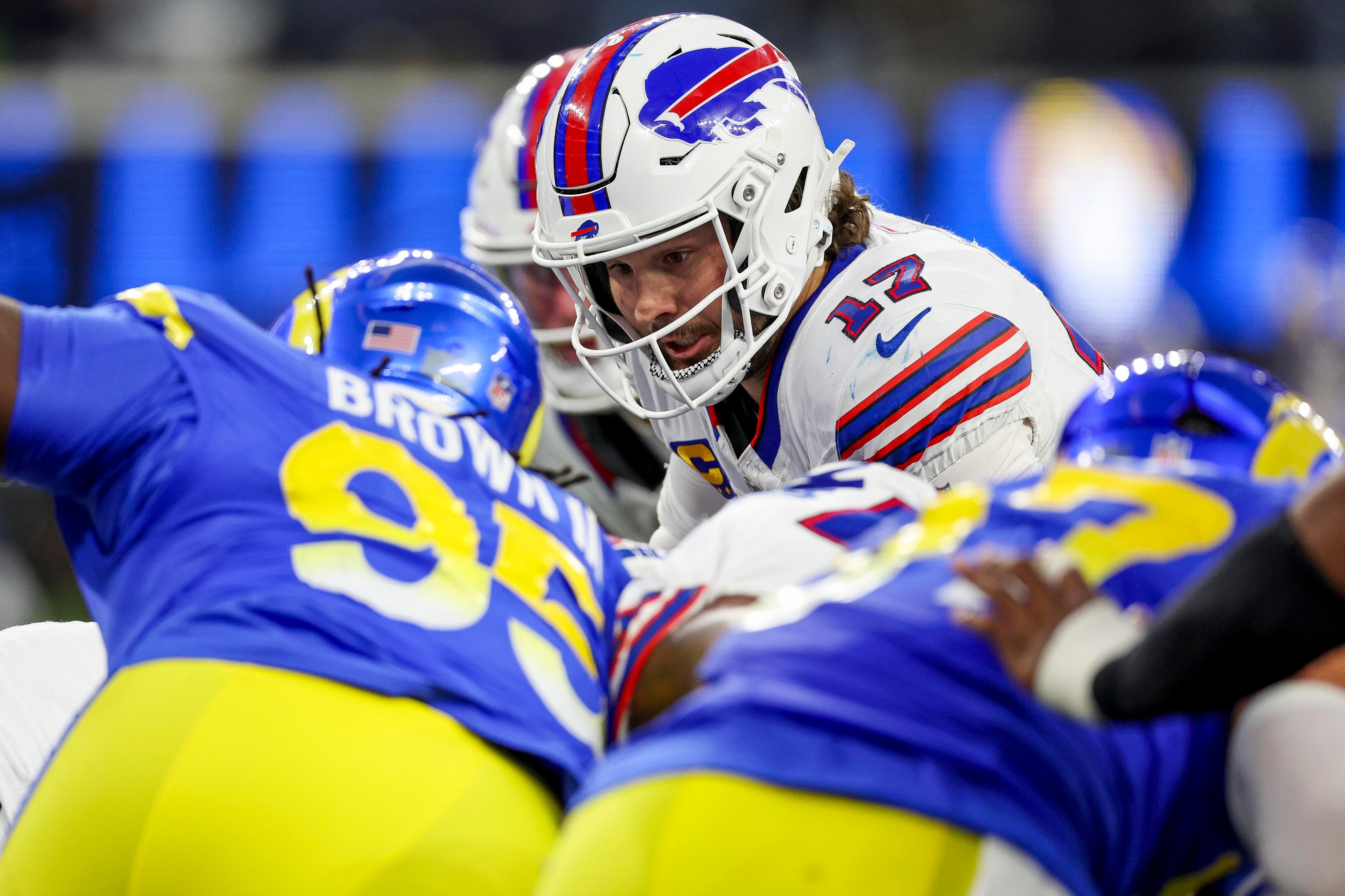 Josh Allen corre com a bola contra os Rams em Inglewood, em 8 de dezembro de 2024.
