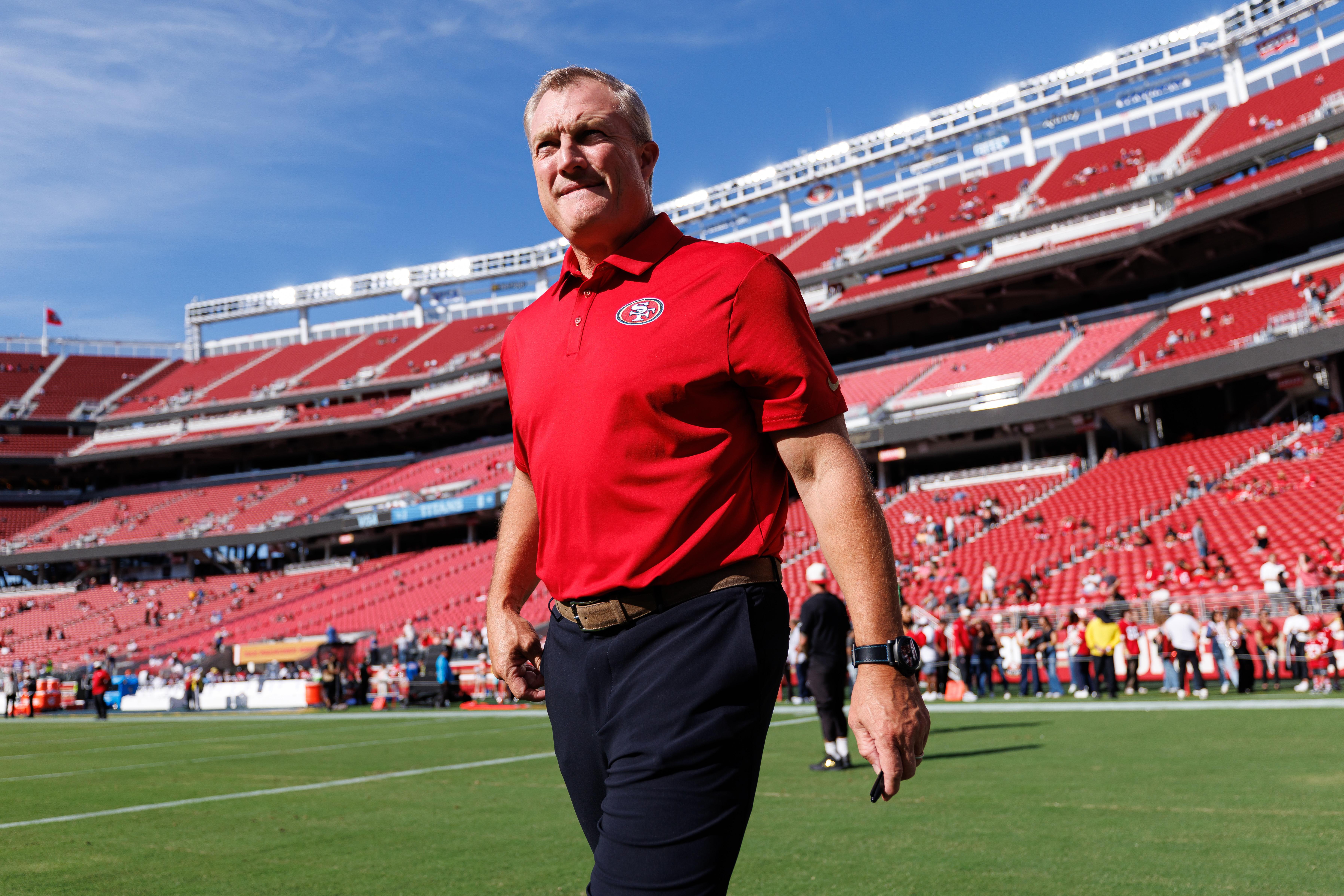 John Lynch, gerente geral do San Francisco 49ers, à beira do campo.