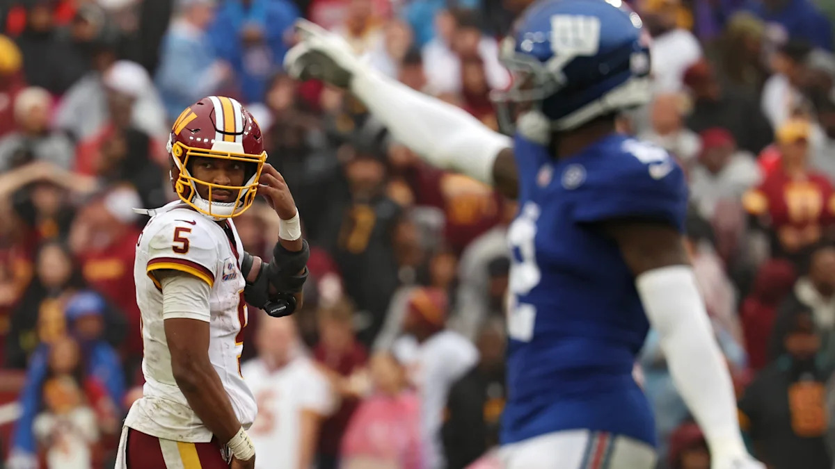 Jayden Daniels acompanha uma jogada dos Commanders contra os Giants.