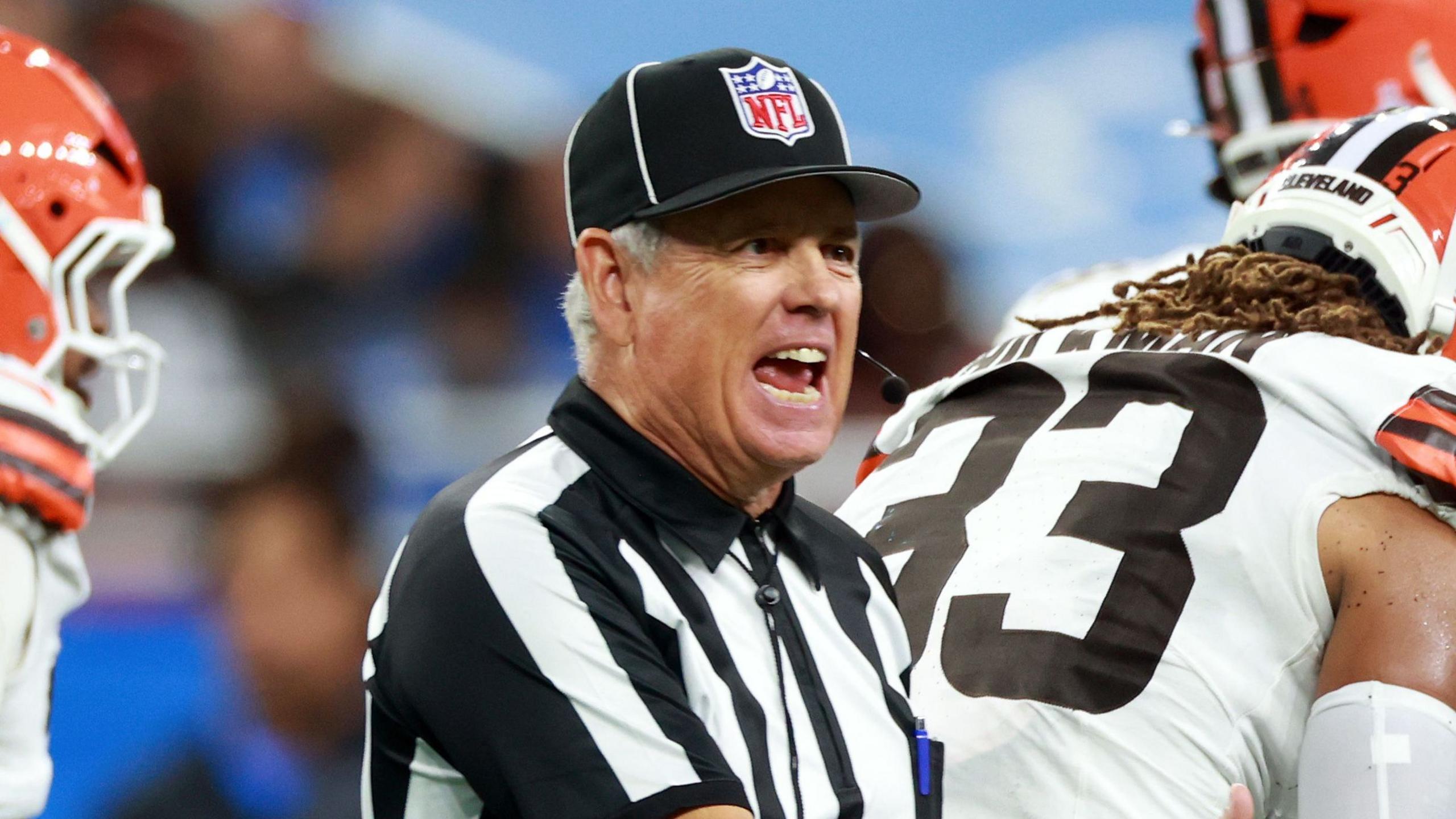 Jeff Seeman trabalha como árbitro em uma partida da NFL.
