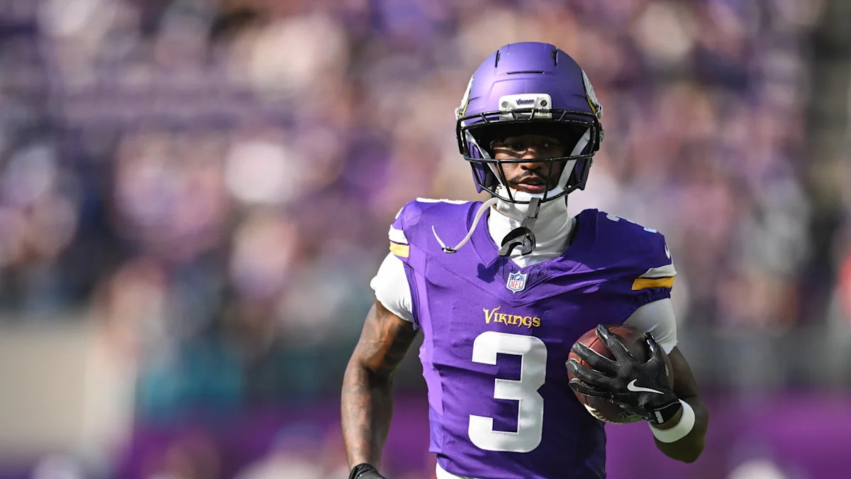 Jordan Addison, do Minnesota Vikings, em campo com a camisa 3.