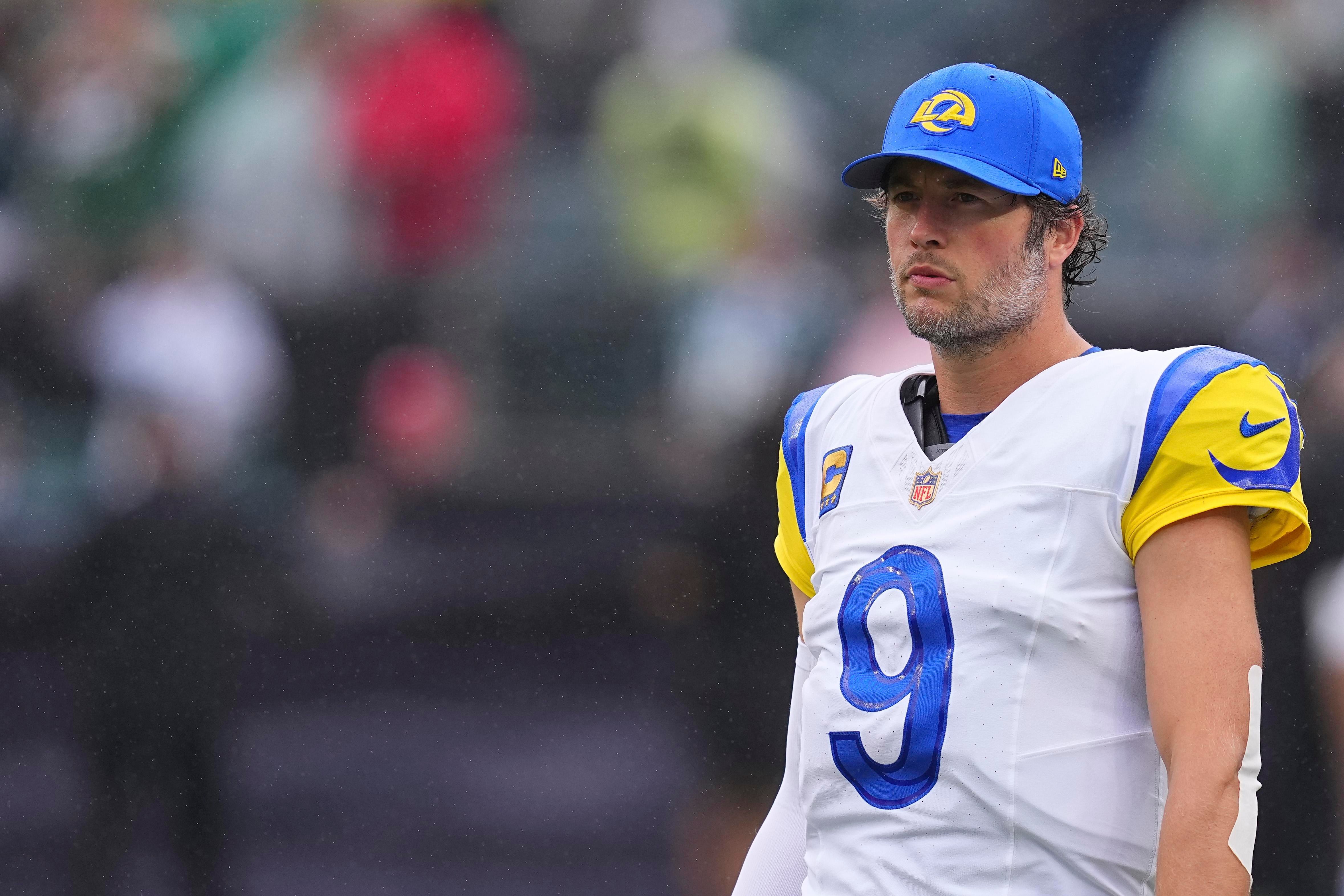 Matthew Stafford em campo com o uniforme dos Rams.