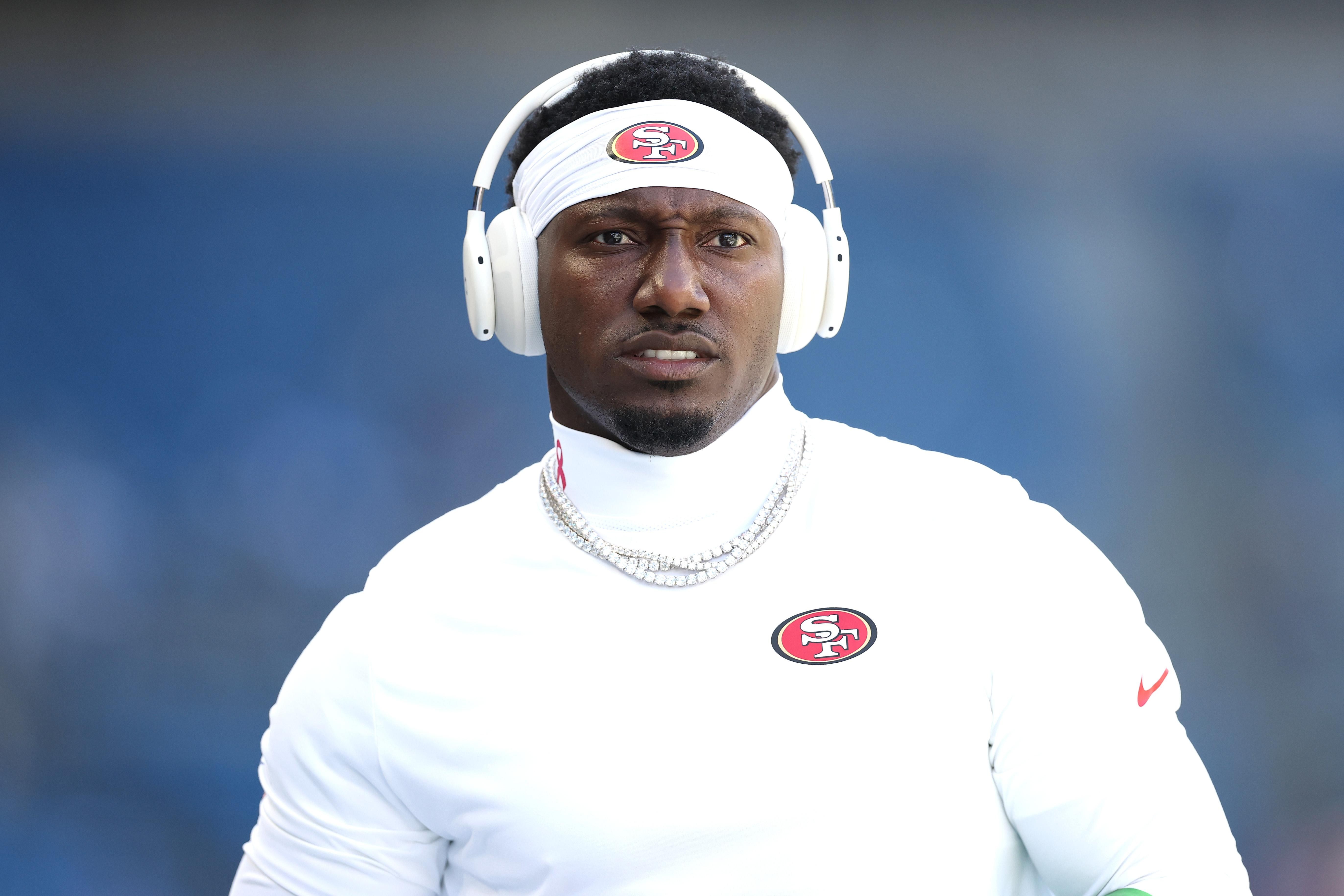 Integrante da comissão técnica dos 49ers acompanha uma atividade da equipe.