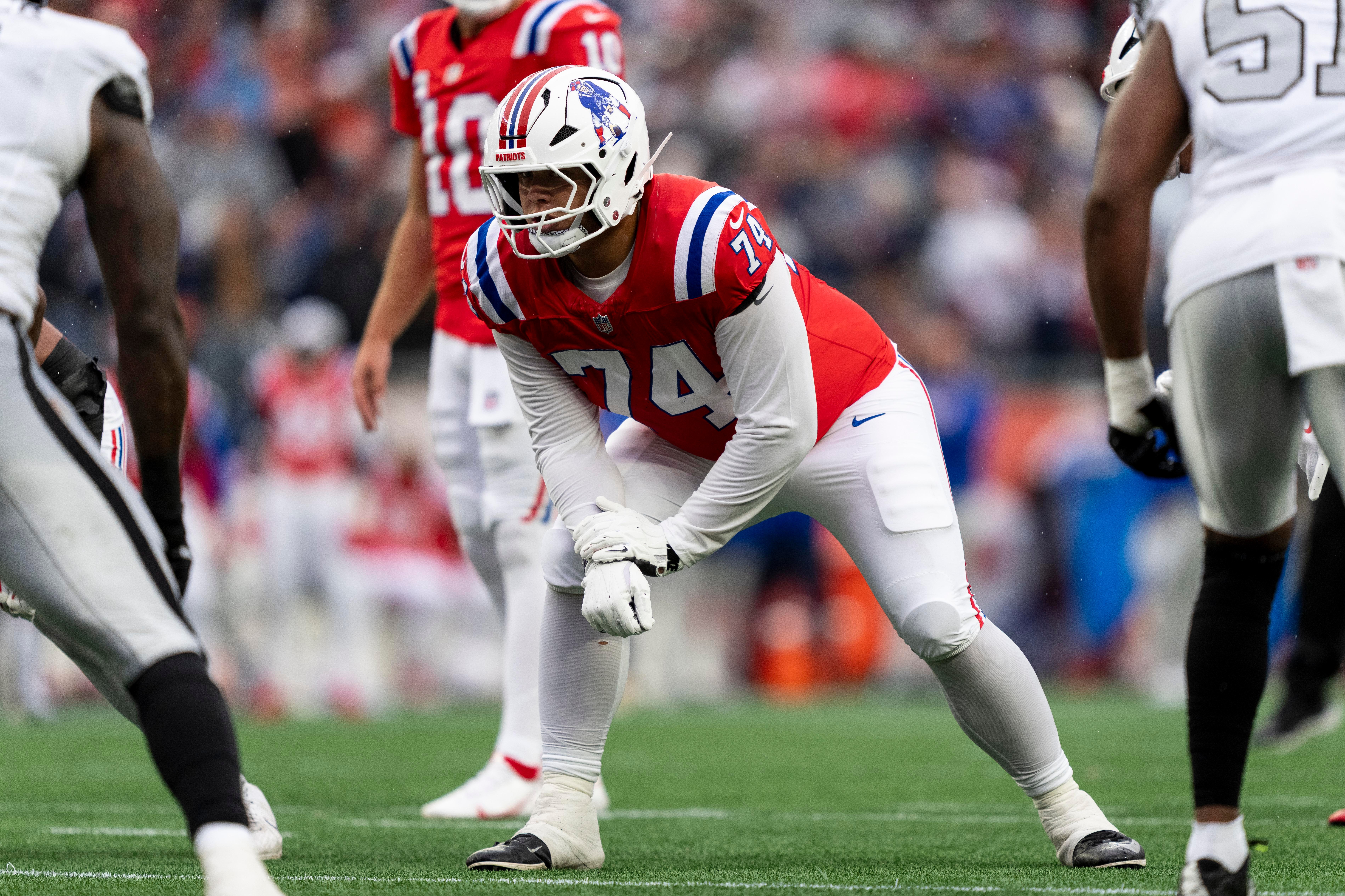 Jogador da linha ofensiva dos Patriots se posiciona antes de um snap.