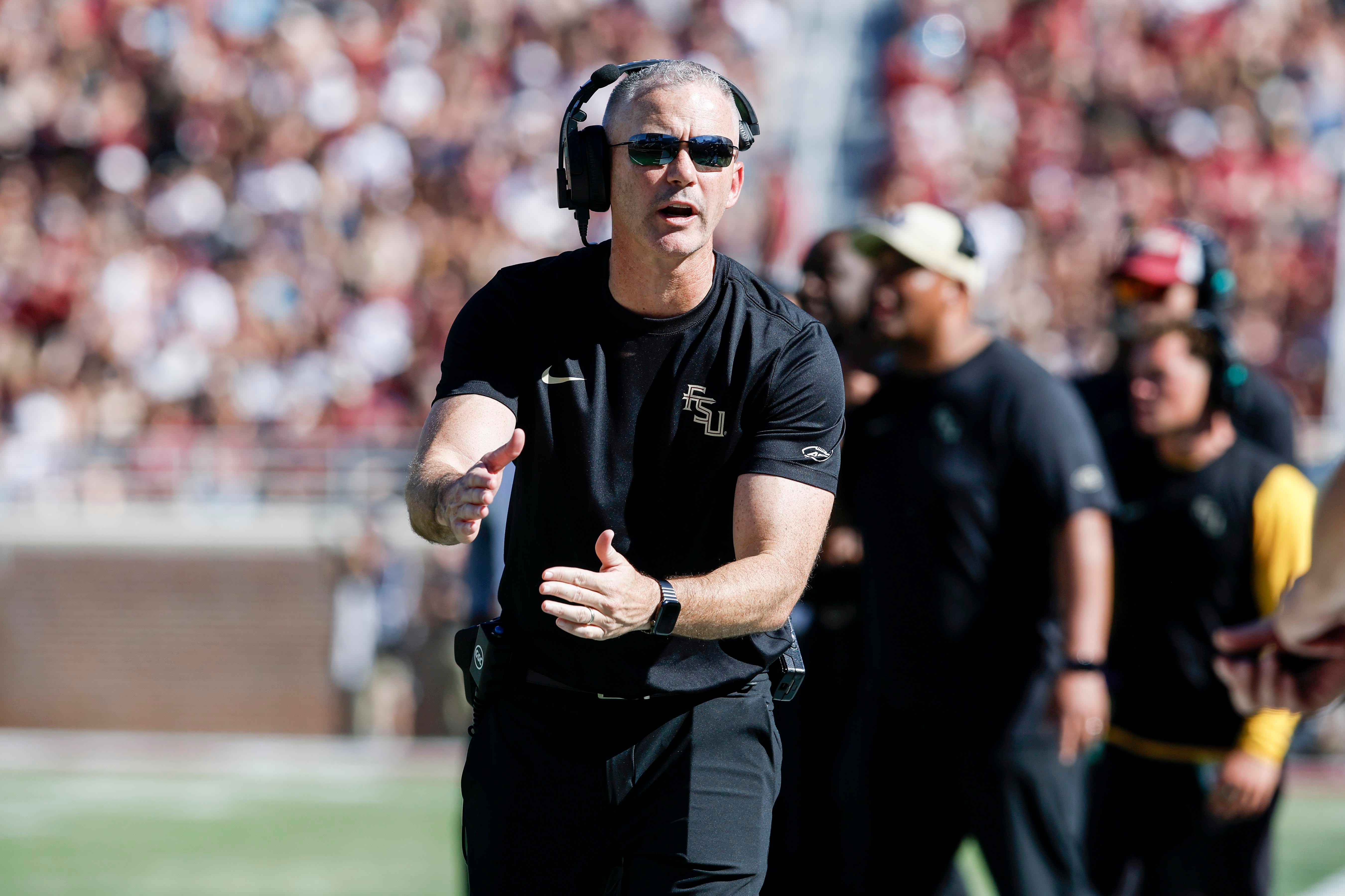 Mike Norvell pede tempo no jogo de Florida State contra Central Arkansas, em Tallahassee, em 26 de setembro de 2026.