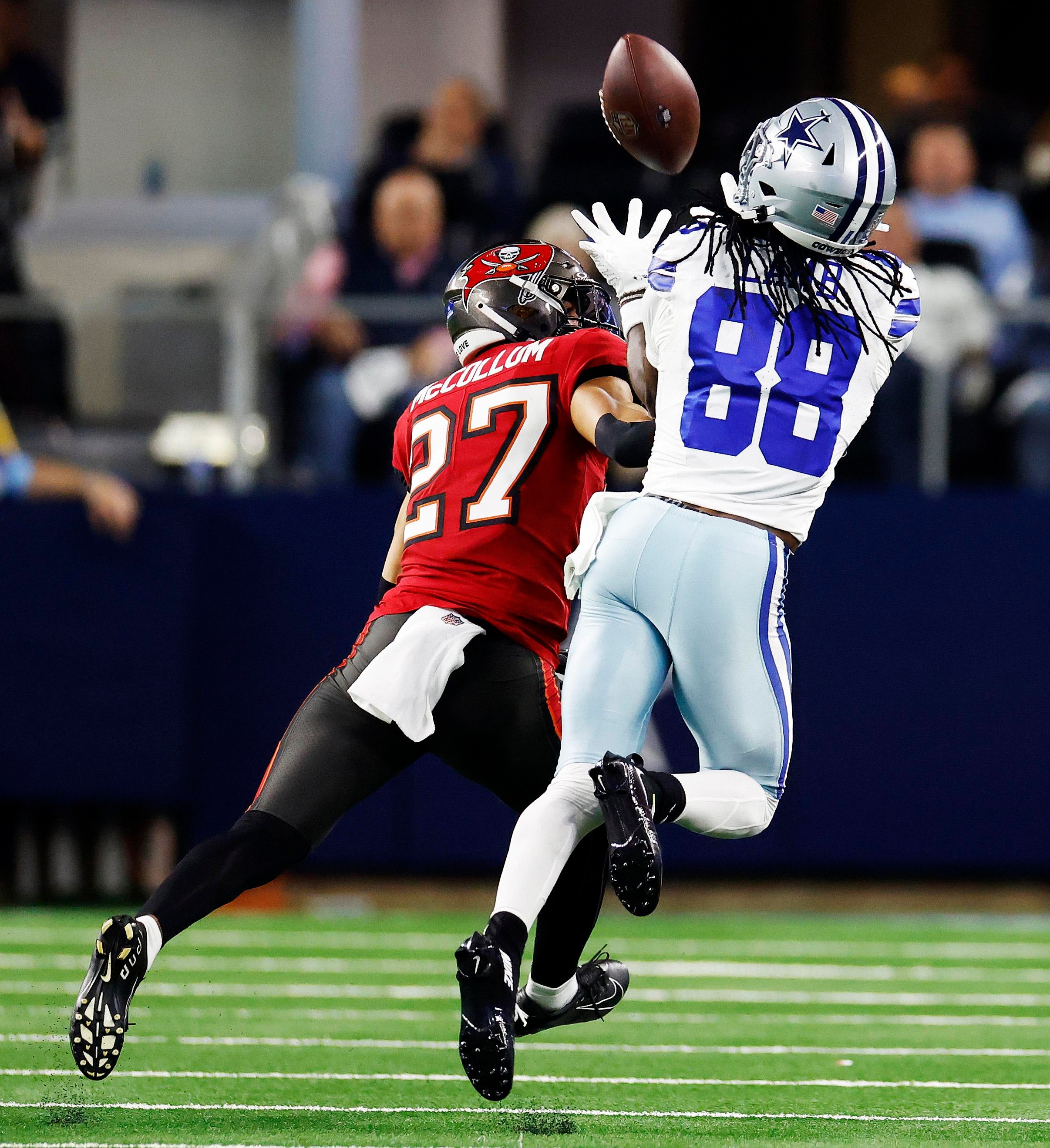 CeeDee Lamb, do Dallas Cowboys, disputa a bola com um defensor do Tampa Bay Buccaneers.