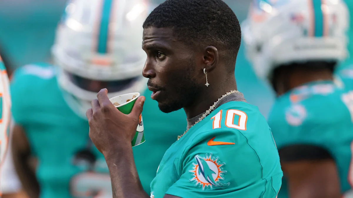 Tyreek Hill com o uniforme dos Miami Dolphins.