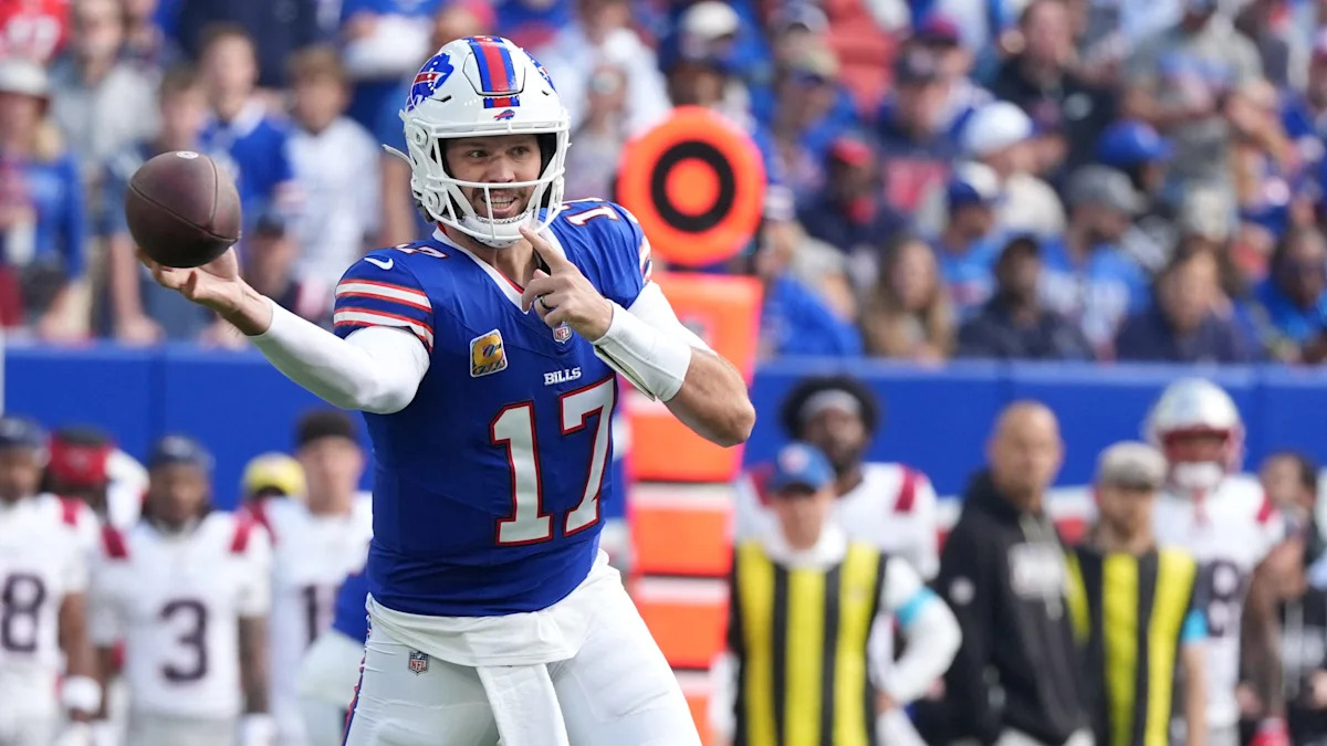 Josh Allen prepara um passe com o uniforme dos Bills.