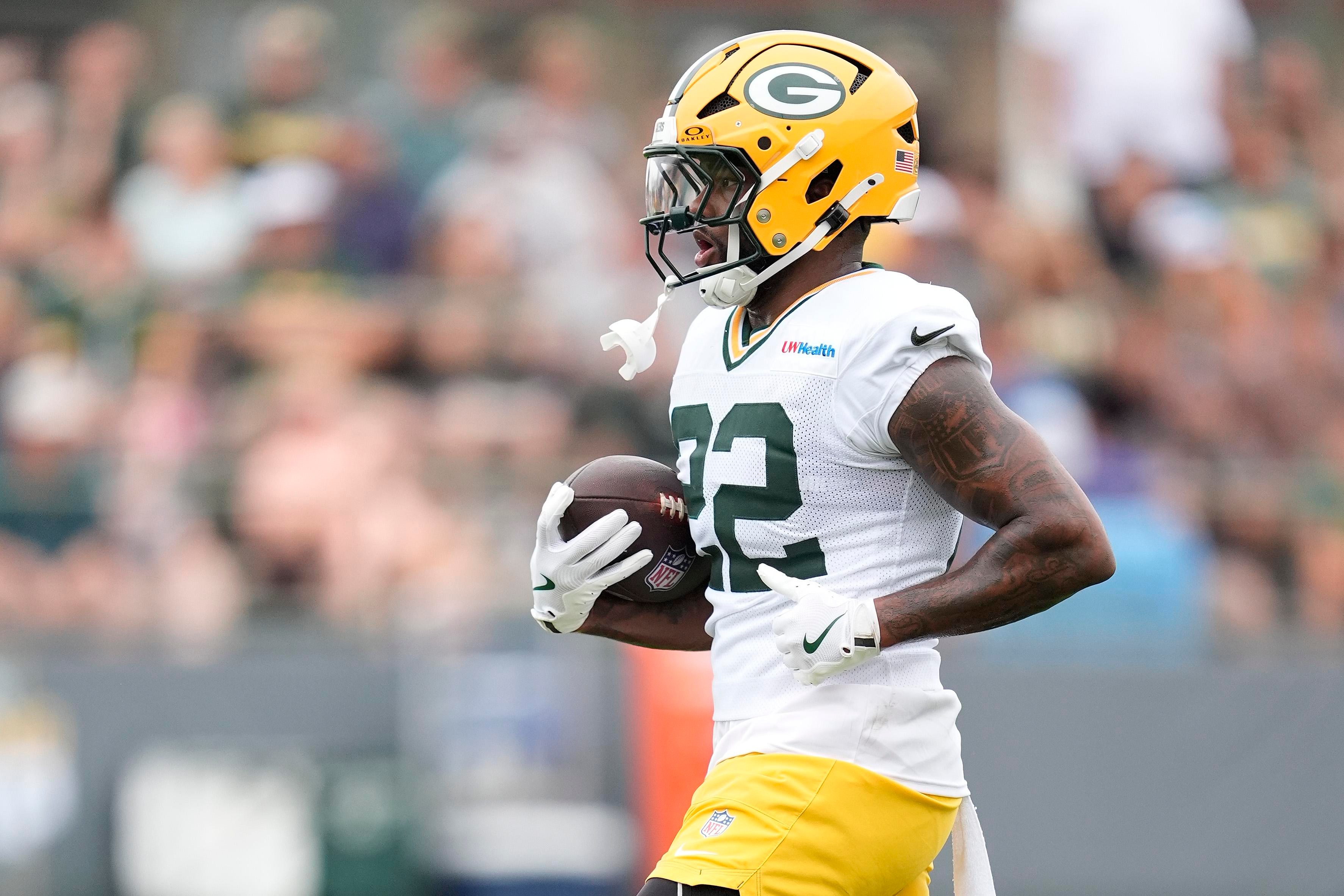 Pierre Strong Jr. em campo com o uniforme do Green Bay Packers.