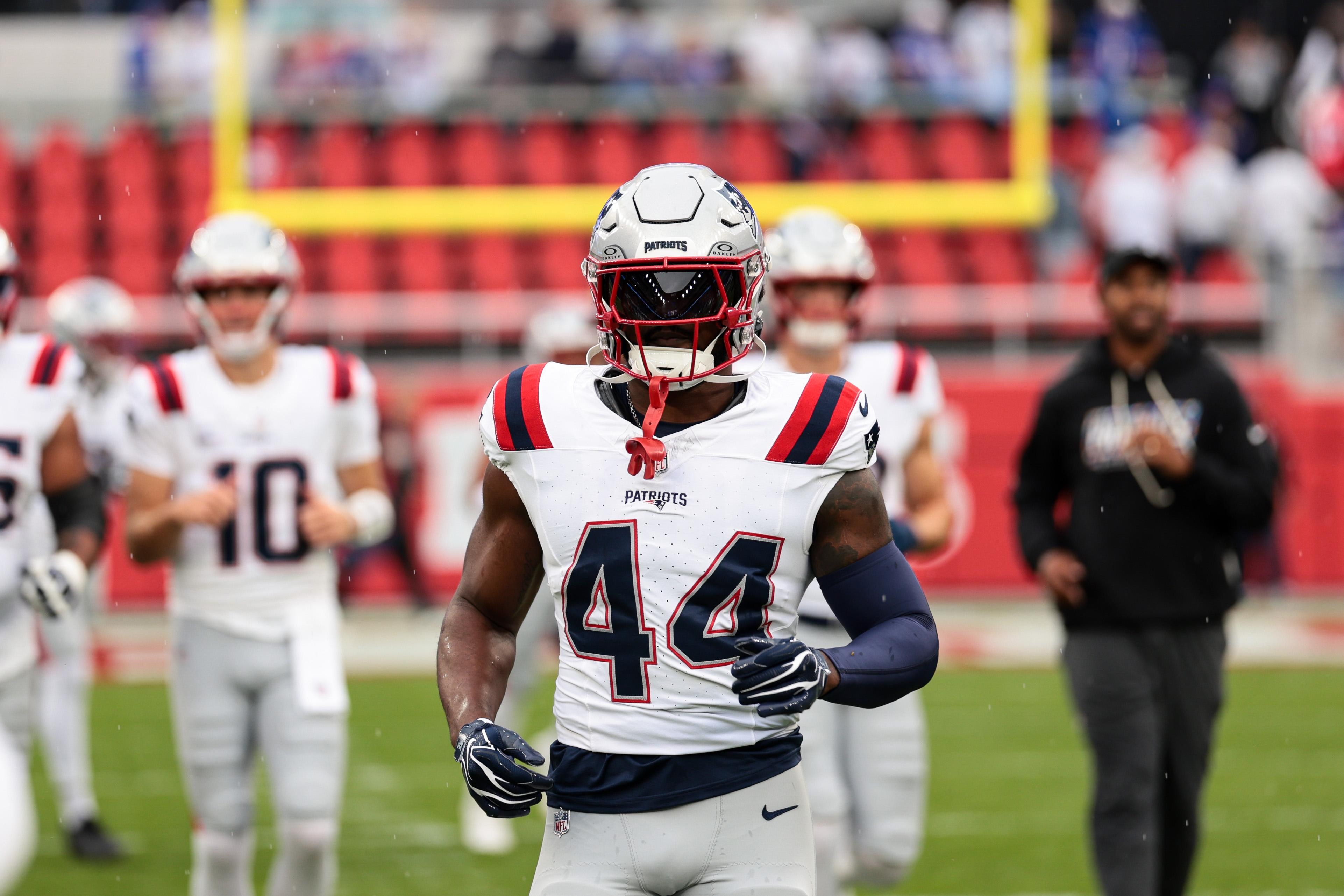 Reggie Gilliam, dos Patriots, aquece antes do jogo contra os Bills no Highmark Stadium, em 4 de outubro de 2026.