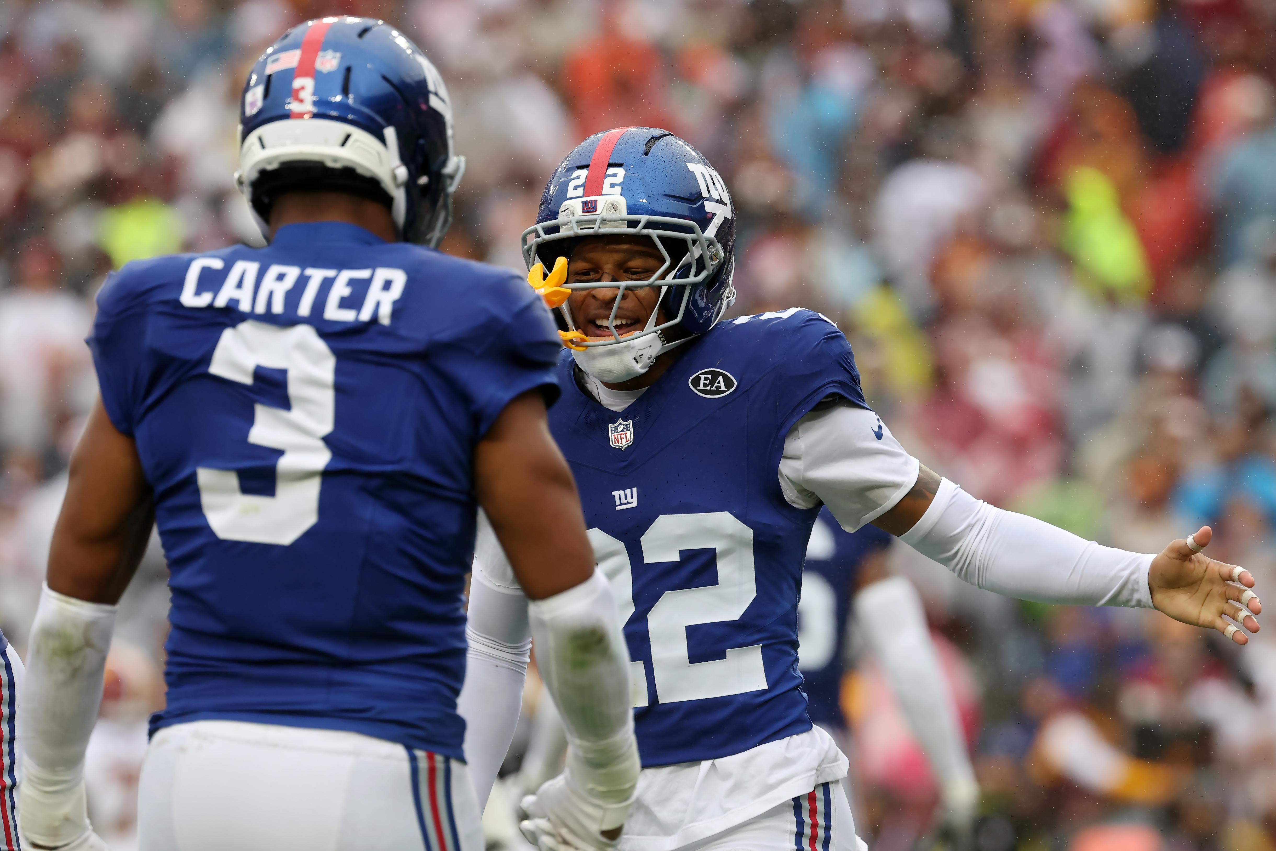 Defensores dos Giants se reúnem em campo.