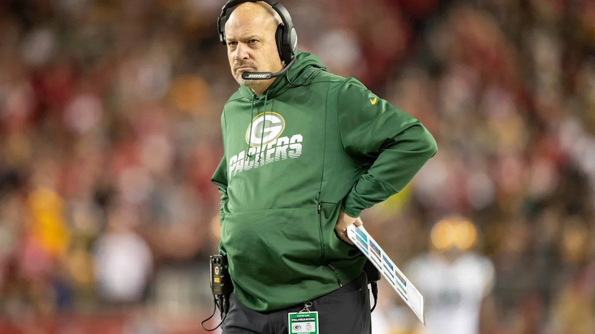 Mike Pettine acompanha uma atividade com o uniforme dos Packers.