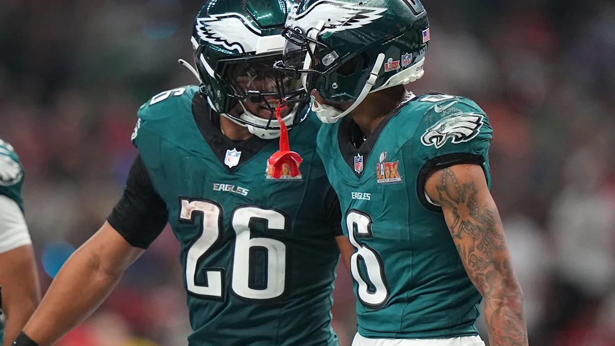DeVonta Smith e Saquon Barkley comemoram no Super Bowl LIX, em Nova Orleans, em 9 de fevereiro de 2025.