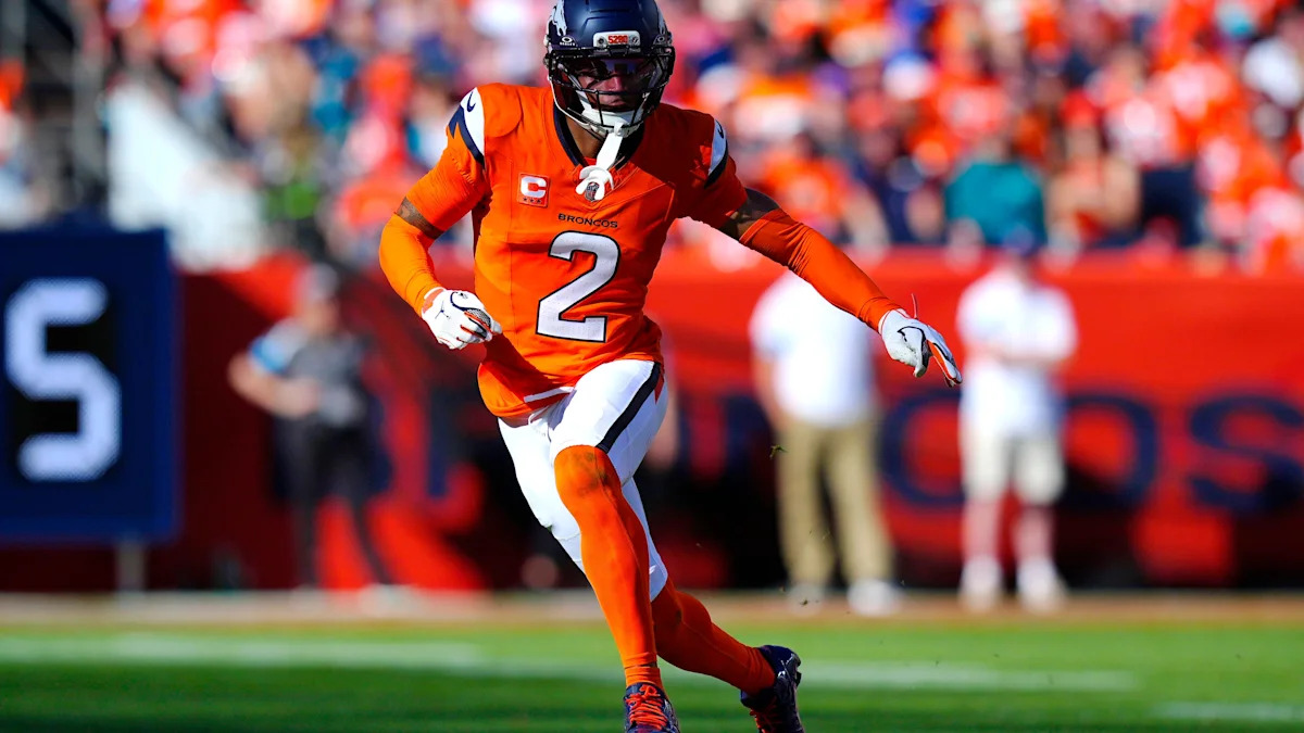 Patrick Surtain II se movimenta em campo pelos Broncos.